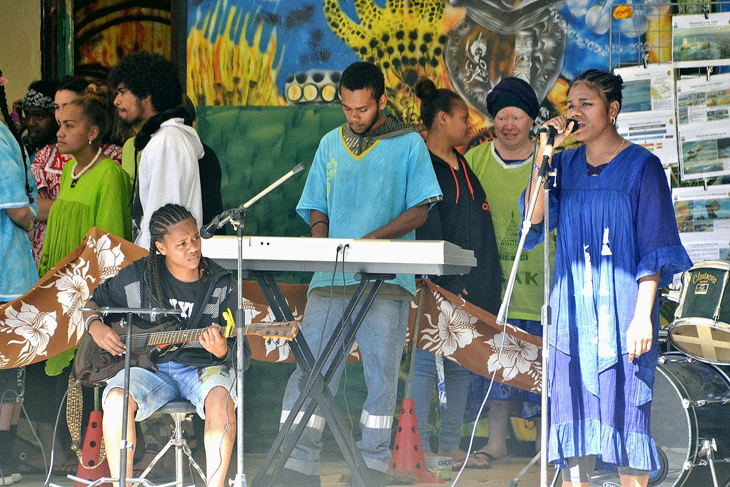 Pendant que les élèves découvraient l’exposition et notamment quelques plantes médicinales dont les secrets ont été dévoilés par les anciens de Maré, des artistes du lycée ont partagé leur talent en musique.