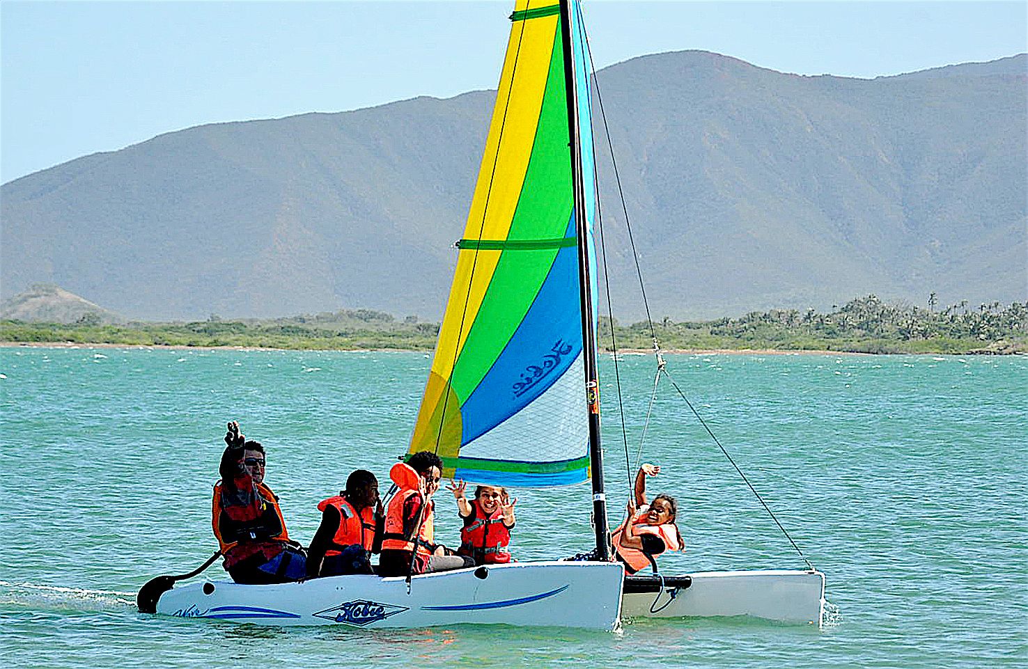 Les élèves ont appris à naviguer avec un support voile et à se diriger à l’aide d’un gouvernail.  En raison d’un vent très fort, ils ont pris la mer le mercredi, en Hobie Cat Wave avec l’éducateur sportif voile, l’occasion d’éprouver de nouvelles sensatio