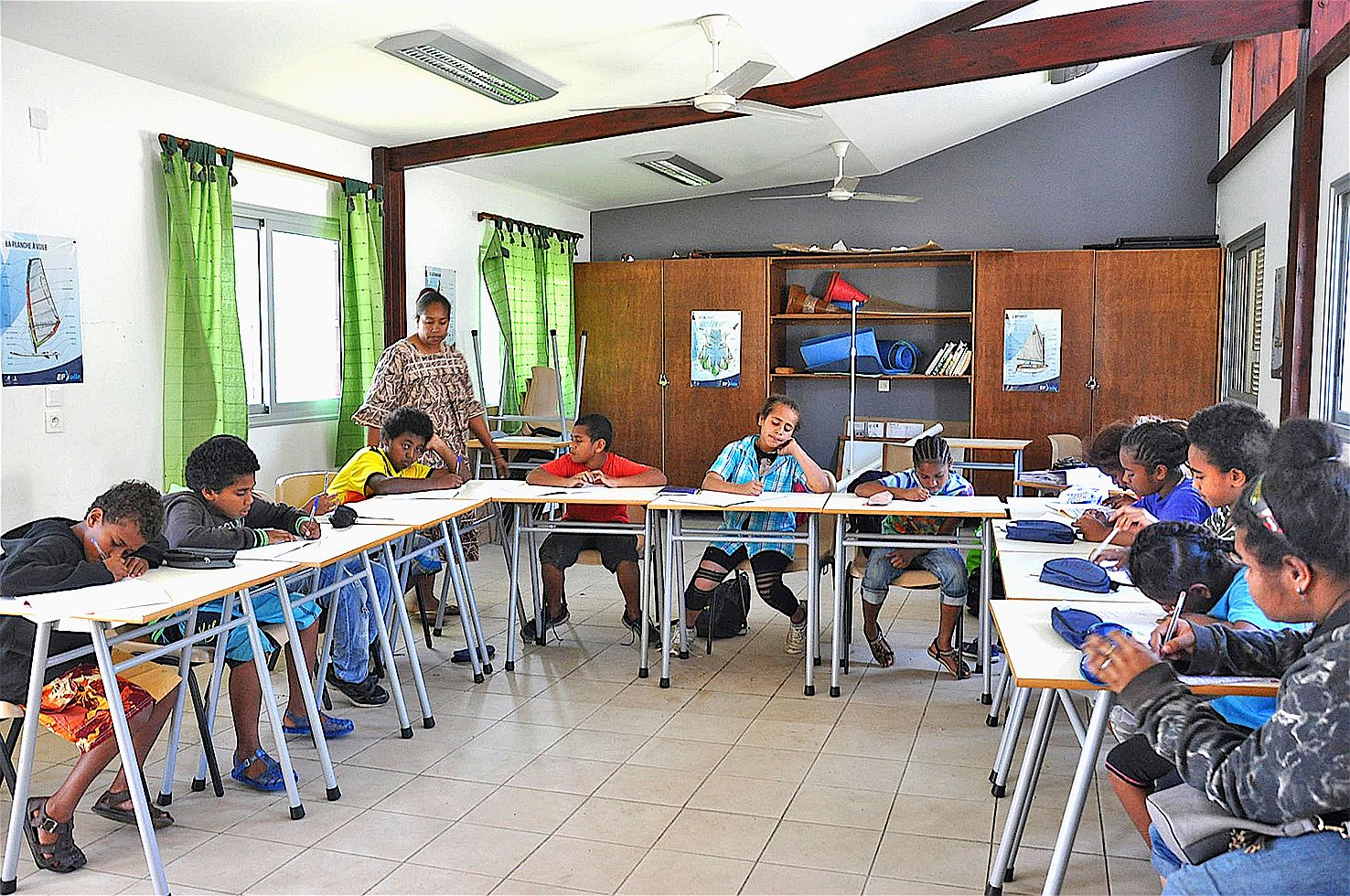 Répartis en deux groupes, les enfants ont travaillé en alternance avec l’éducateur sportif voile  et leur maîtresse. Le travail pluridisciplinaire est axé sur des activités scolaires adaptées au thème.