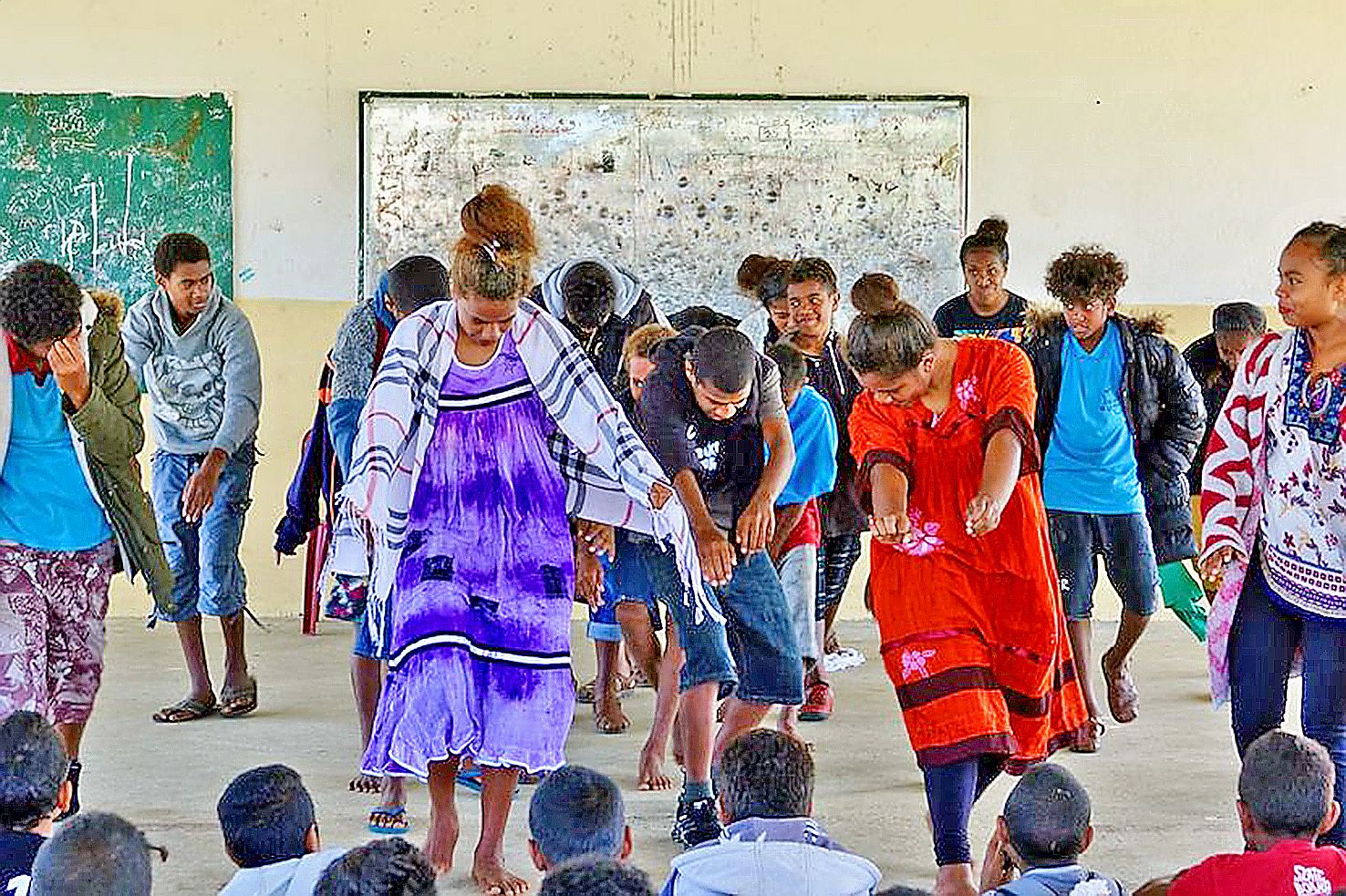 La pièce débute par un tableau où l’ensemble des élèves imite le bruit des vagues s’échouant sur la plage.