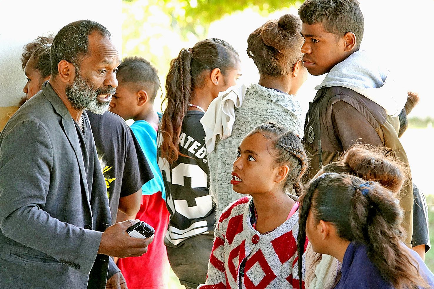 Quelques minutes avant la représentation, alors que tous les spectateurs prennent place, Wenic Bearune donne les dernières recommandations aux comédiens en herbe.