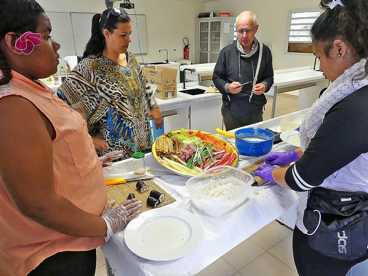 Une salle de physique chimie a été récupérée pour animer un atelier sur la culture japonaise, avec la confection de sushis.