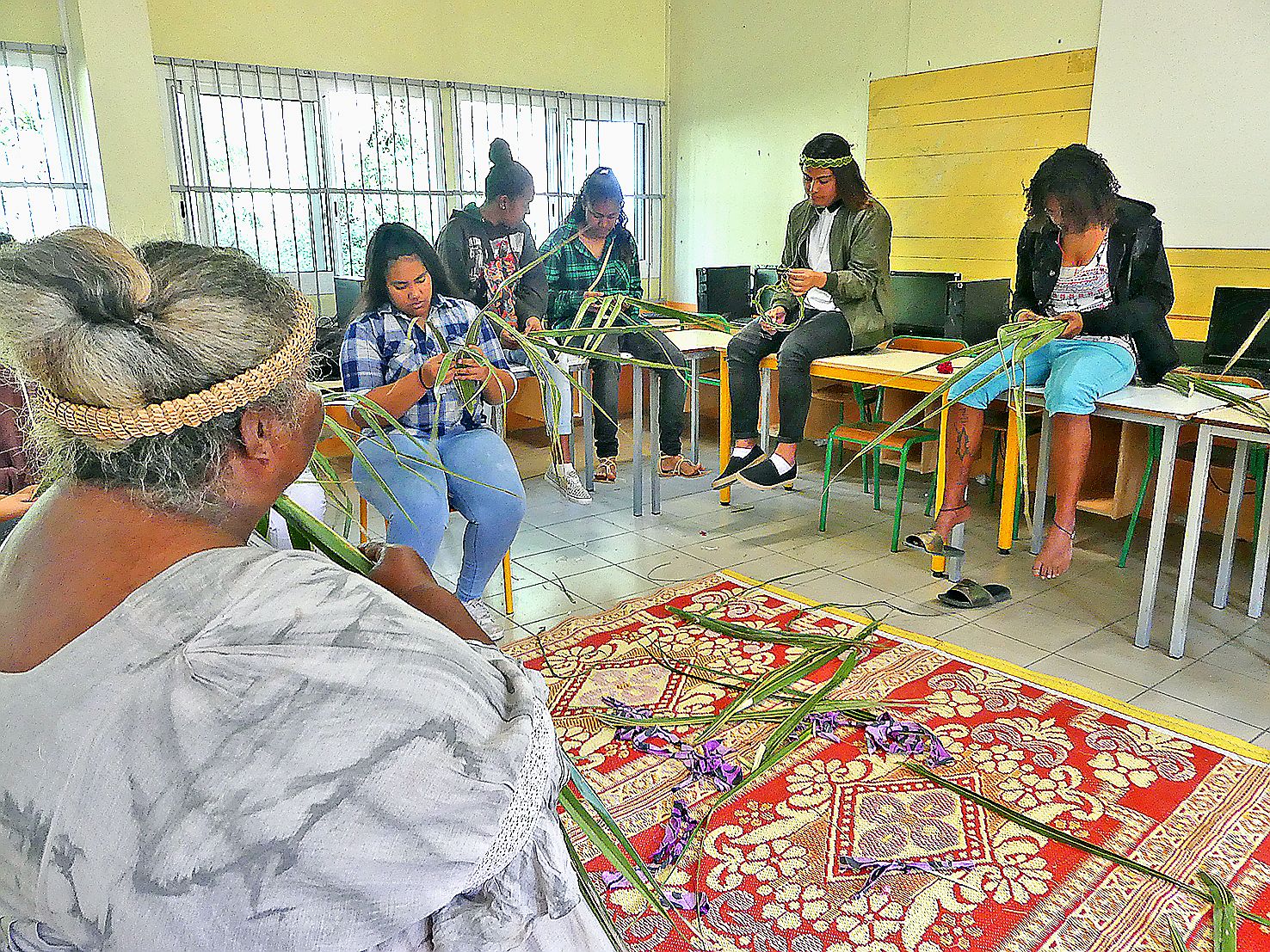 Des femmes de l’île Ouen se sont déplacées au lycée, hier, pour enseigner les subtilités du tressage avec des feuilles de cocotier.