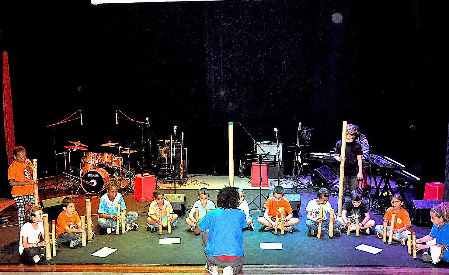 Les élèves débutants inscrits dans l’atelier Initiation découverte animé par Étienne Poygnena ont présenté Besi - Wasi Ka Nanara Pan Piers avec des bambous tempérés.