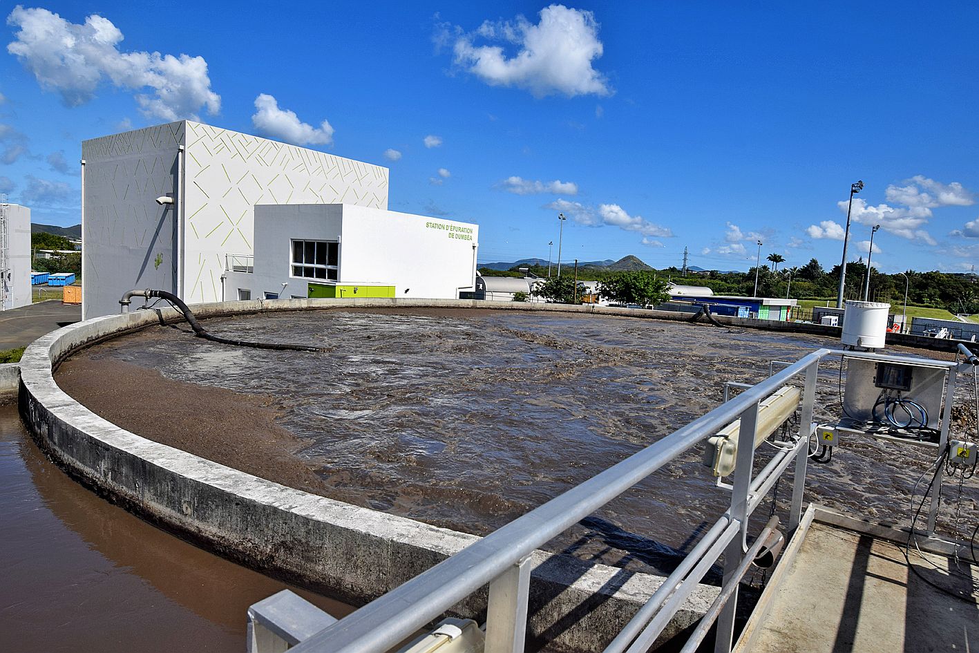 Profond de 6 mètres, le bassin d’aération des eaux usées a un volume de 3 500 m3.