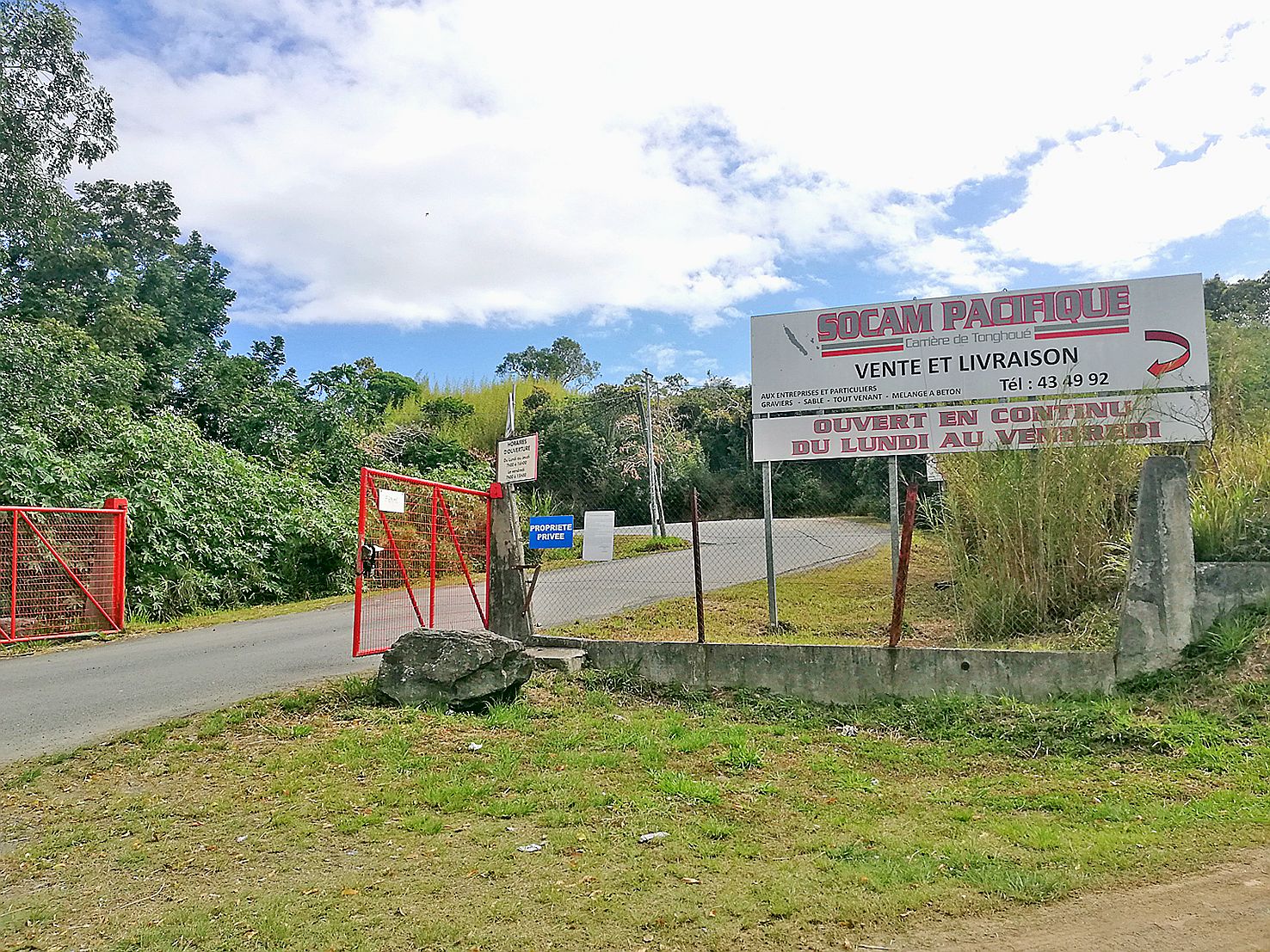 L’entrée de la carrière de basalte de Socam Pacifique se situe au sommet du col de Tonghoué.