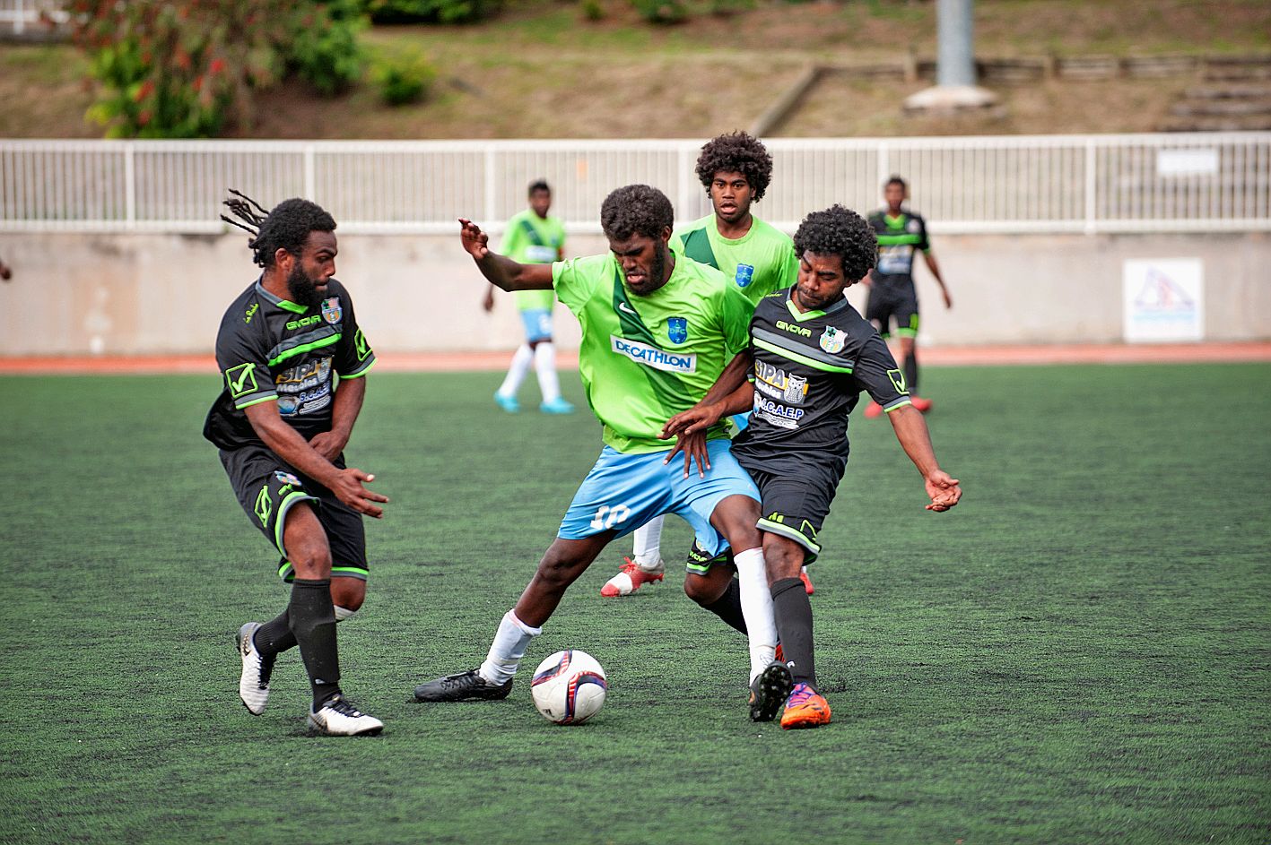 Samedi après-midi au stade du PLGC, Dumbéa FC (en vert et bleu) équipe de PH Sud, a éliminé 3-0 Trio Kejeny, qui évolue en Super Ligue.   Photo Cyril Terrien