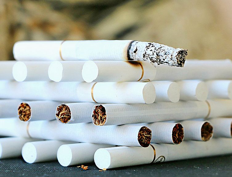 Le fabricant britannique de cigarettes British American Tobacco va supprimer 2 300 emplois face à l’essor des cigarettes électroniques. Philip Morris International et Altria sont en pourparlers pour refusionner et compenser l’inexorable chute des ventes d