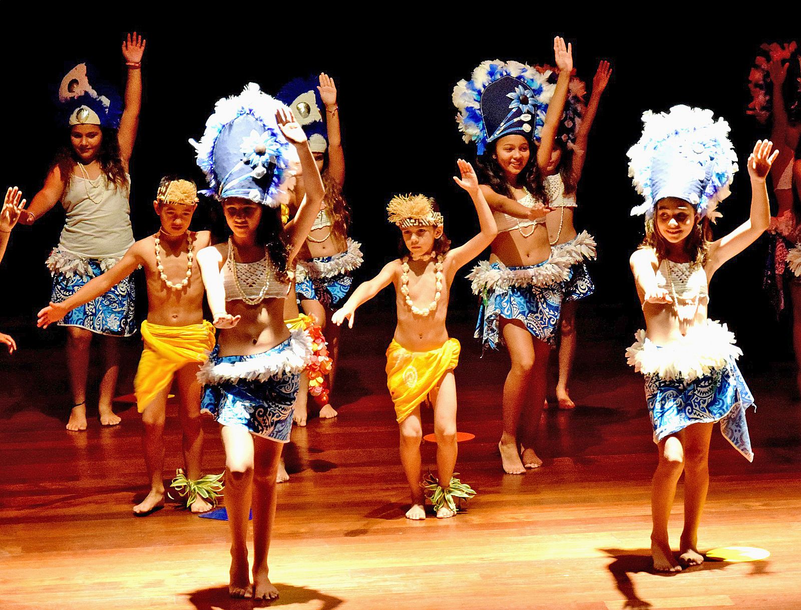Plusieurs écoles de danses étaient présentes lors de ces deux heures de programme, il y avait de l’initiation à la danse, de la salsa, de la danse contemporaine mais aussi l’école de danses polynésiennes de Pouembout, Iaora Tahiti.