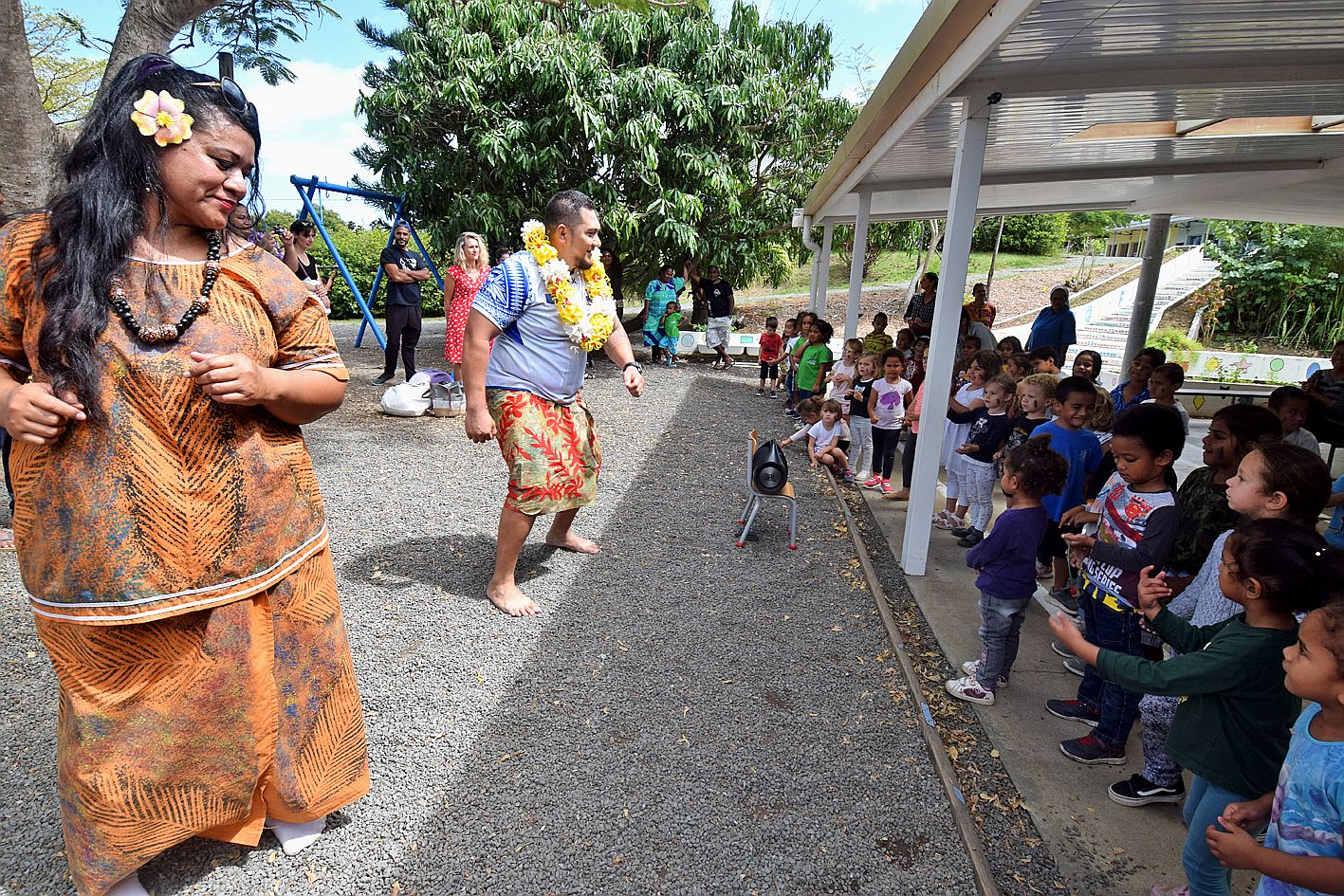 Michaël Vaitanaki, et Françoise, aide-maternelle, ont réalisé une démonstration de différents Soa Mako pour le plaisir des enfants et de leurs parents.