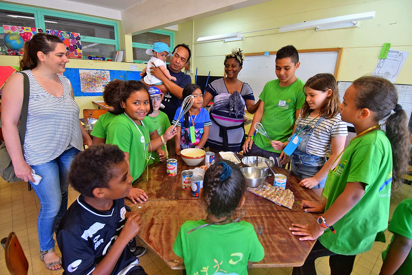 Six sessions de 22 ateliers (artistique, sportif, etc.) animés par les enfants, et leurs parents, se sont déroulées à Luc-Amoura 1. En plus d’un après-midi des talents sur scène. Ici, l’atelier culinaire « Flan coco », d’Eyang, inscrite par son fils Lucie
