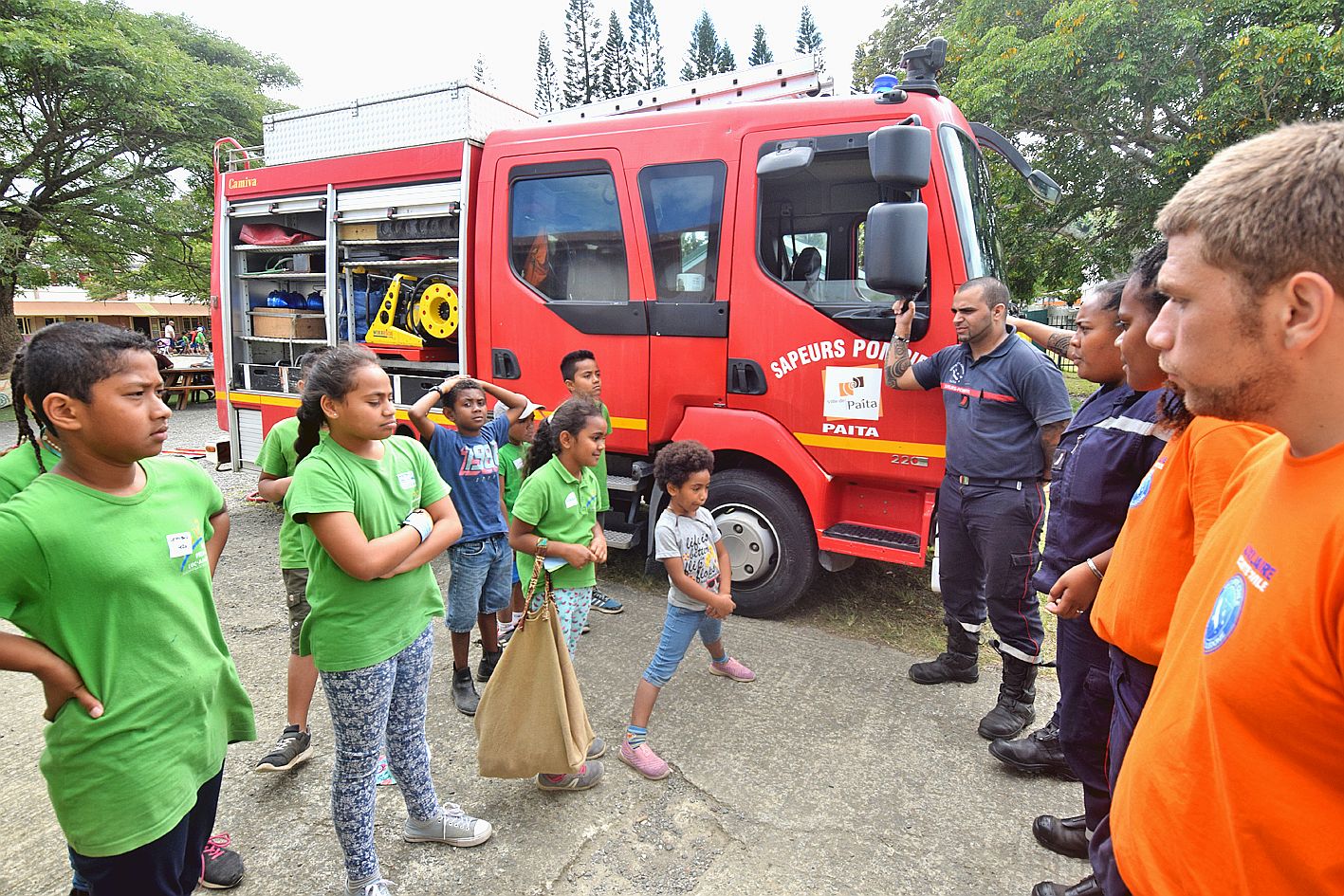 A Luc-Amoura 1, le sergent Nikita Gaia, sapeur-pompier volontaire à Païta depuis 2009 est venue présenter son métier aux camarades de sa fille, accompagnée de deux auxiliaires de la Sécurité civile et de deux collègues affectés au fourgon-pompe tonne lége