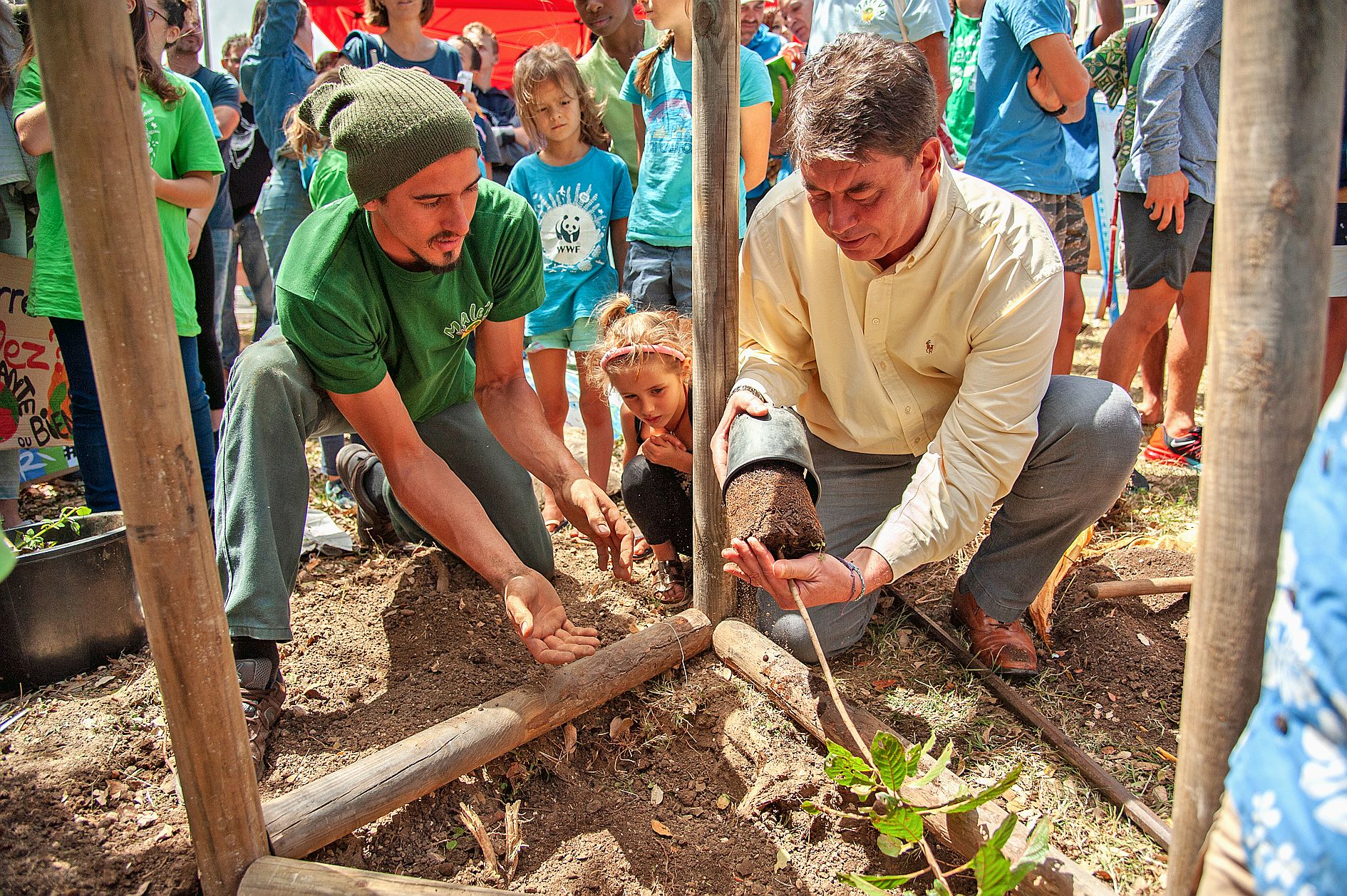 Un badamier de Poya, arbre endémique, a été mis en terre avecles élus pour marquer l’événement.
