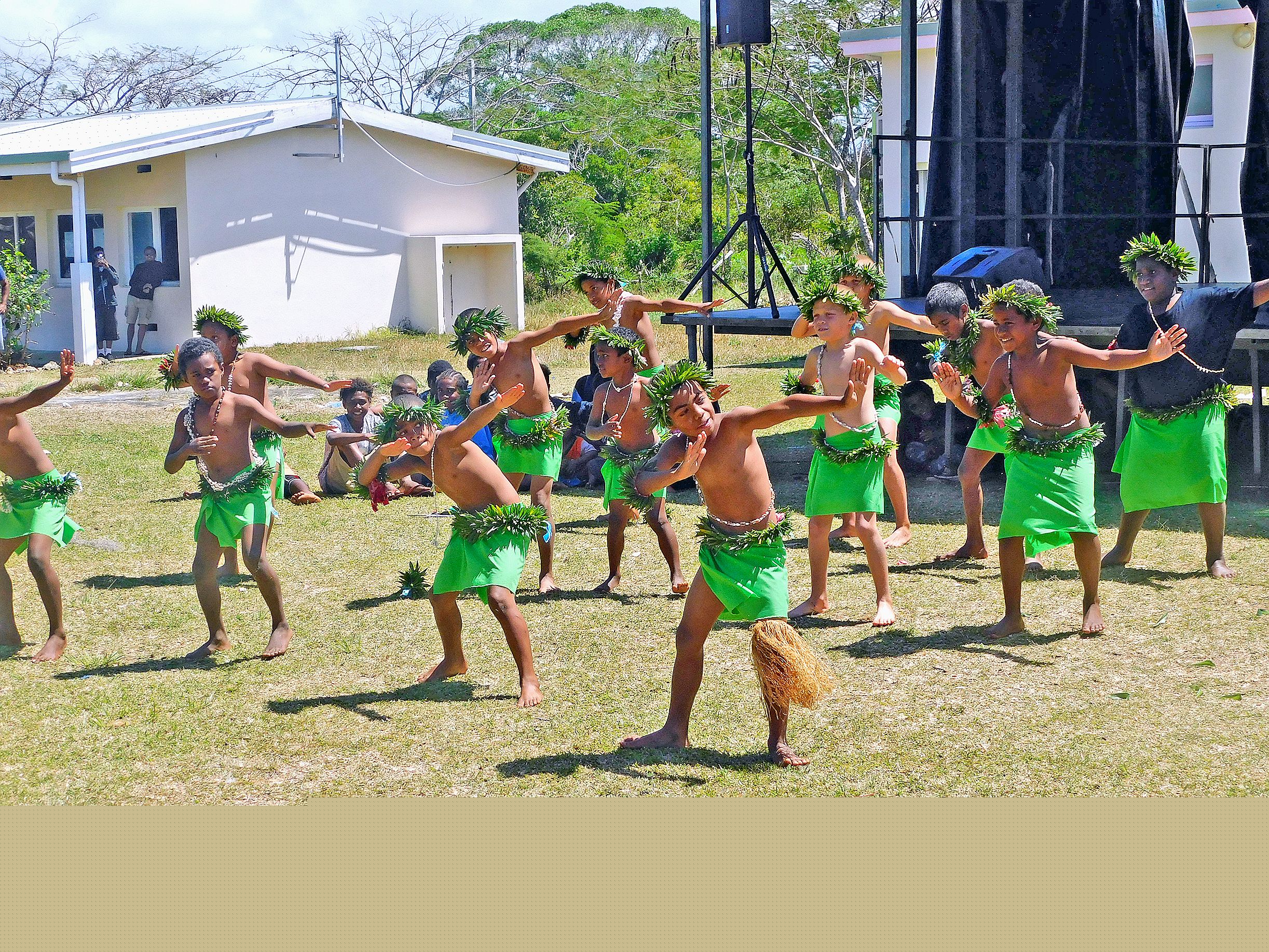 Le projet Polynésie des classes de CE1 et CE2 de Hnathalo a donné lieu à une démonstration de danses.