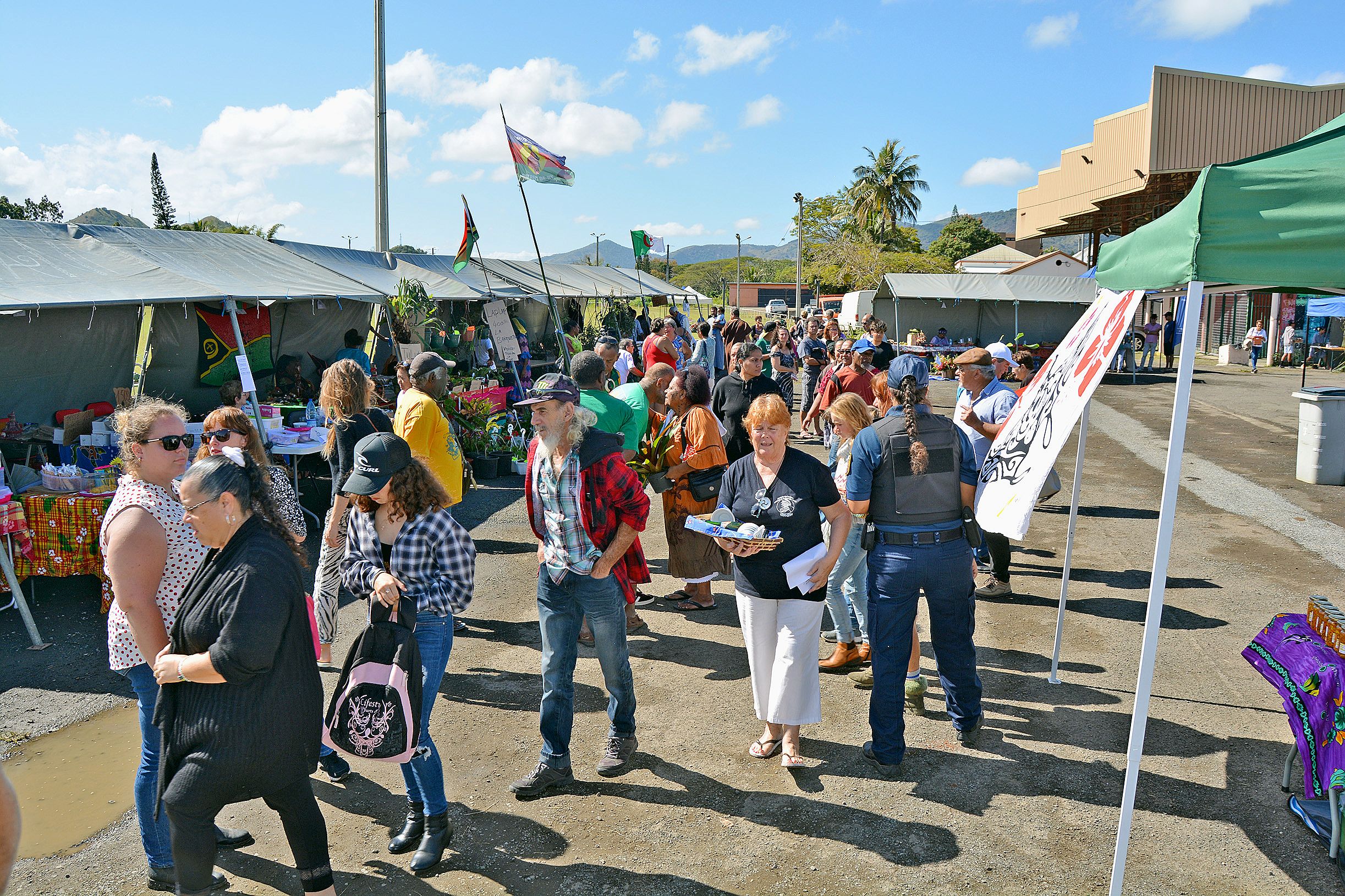 Cette fête qui s’est déroulée sous un soleil de plomb et qui a rassemblé un peu plus d’une douzaine de communautés a attiré un bon millier de personnes sur la journée.