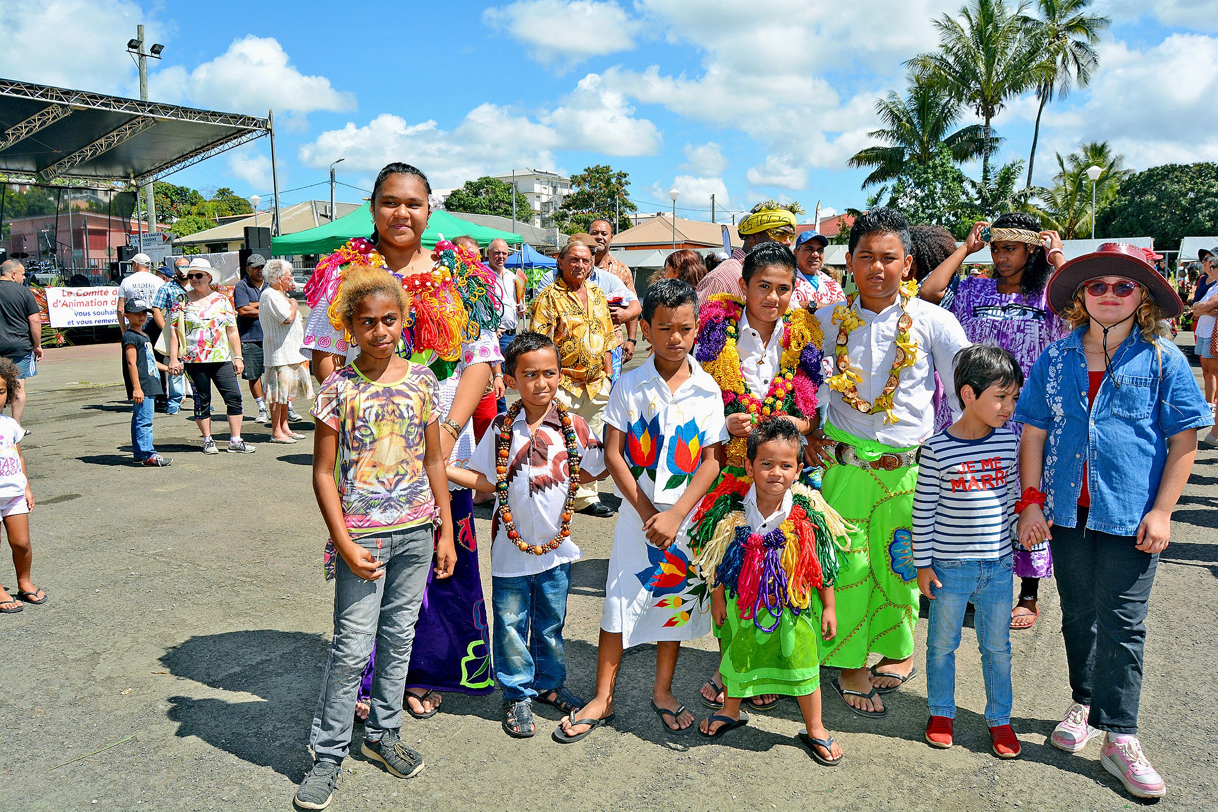 Autre symbole fort de cette manifestation, ce sont les enfants qui ont ouvert le défilé pour emmener tous les visiteurs sur le terrain de football pour la grande cousinade calédonienne intergénérationnelle.