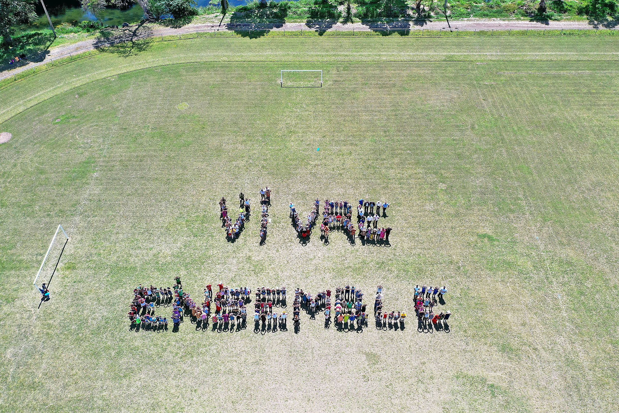 L’un des temps forts de cette fête a été sans nul doute, l’écriture en lettres humaines du mot vivre ensemble sur le terrain de football. Un peu plus de 400 personnes y ont pris part. « Objectif atteint. Ce tableau vivant qui a rassemblé toutes les ethnie