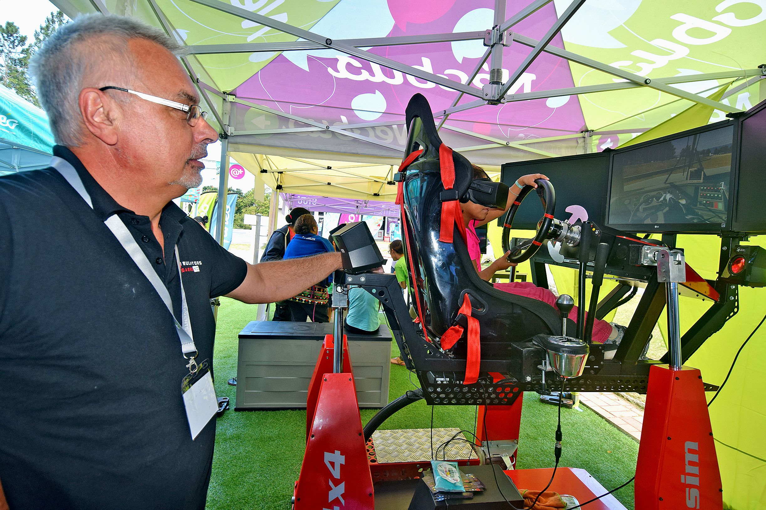 Denis Keusch, gérant de Simulator games, propose un simulateur de bus permettant de se rendre compte de la difficulté de conduire ce type de véhicules.
