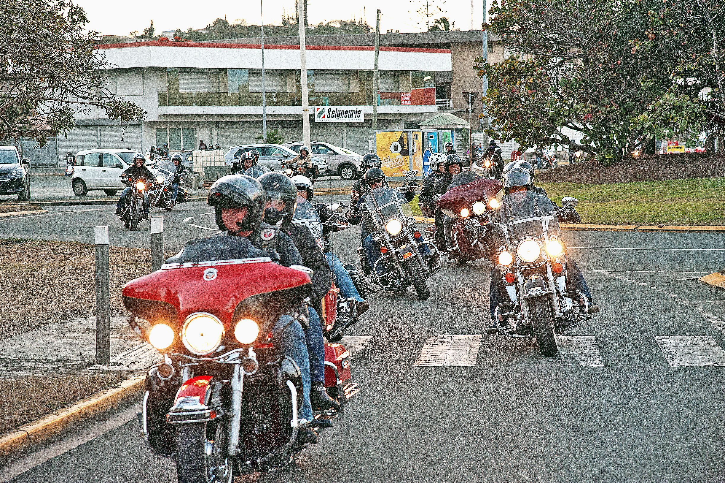 Les motards ont pris le départ devant le restaurant l’Eau-Vive avant de regagner le centre-ville. Et ils ne sont pas passés inaperçus. « On a fait un peu de bruit, lance Alain Nicolas, président du club New Caledonia Free bikers. Sur la route, des gens no