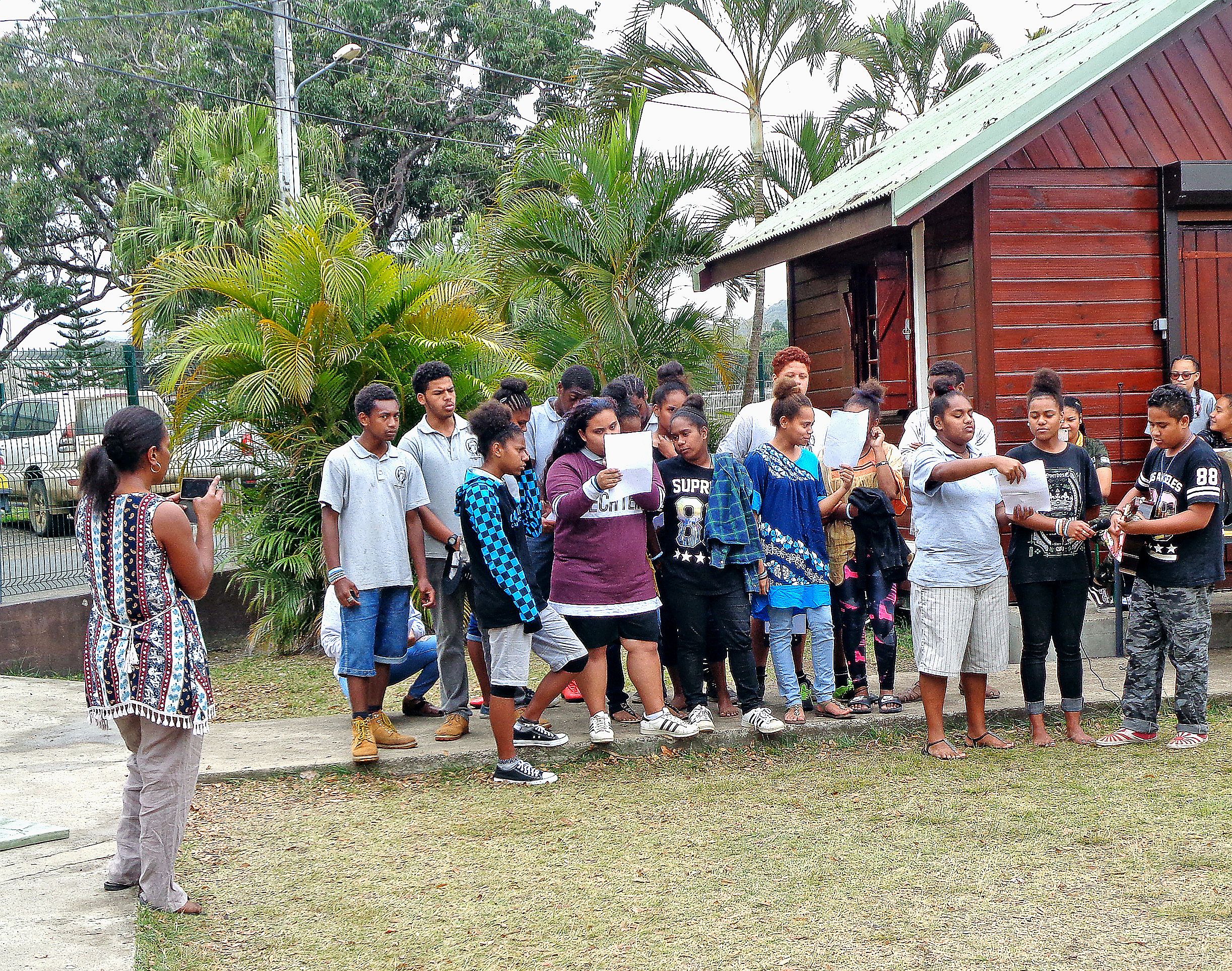 Des collégiens volontaires ont interprété quelques morceaux en langue xârâcùù.