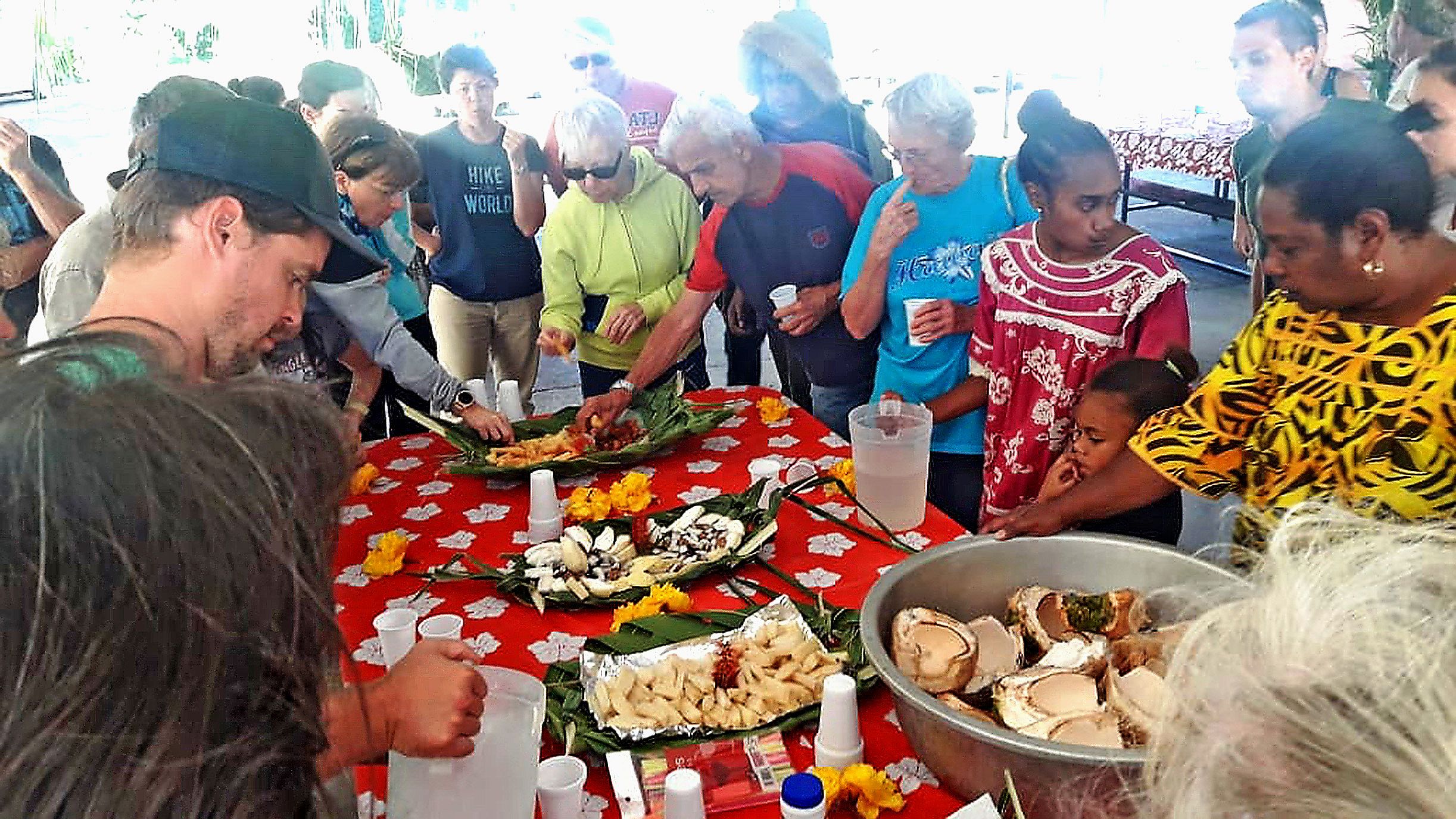 Le patrimoine culinaire a été une véritable découverte pour certains. En tribu, les habitants ont accueilli les participants avec du jus de cocos verts, des chips d\'igname et de canneà sucre, ainsi que du coco germé ou grillé au feu de bois.