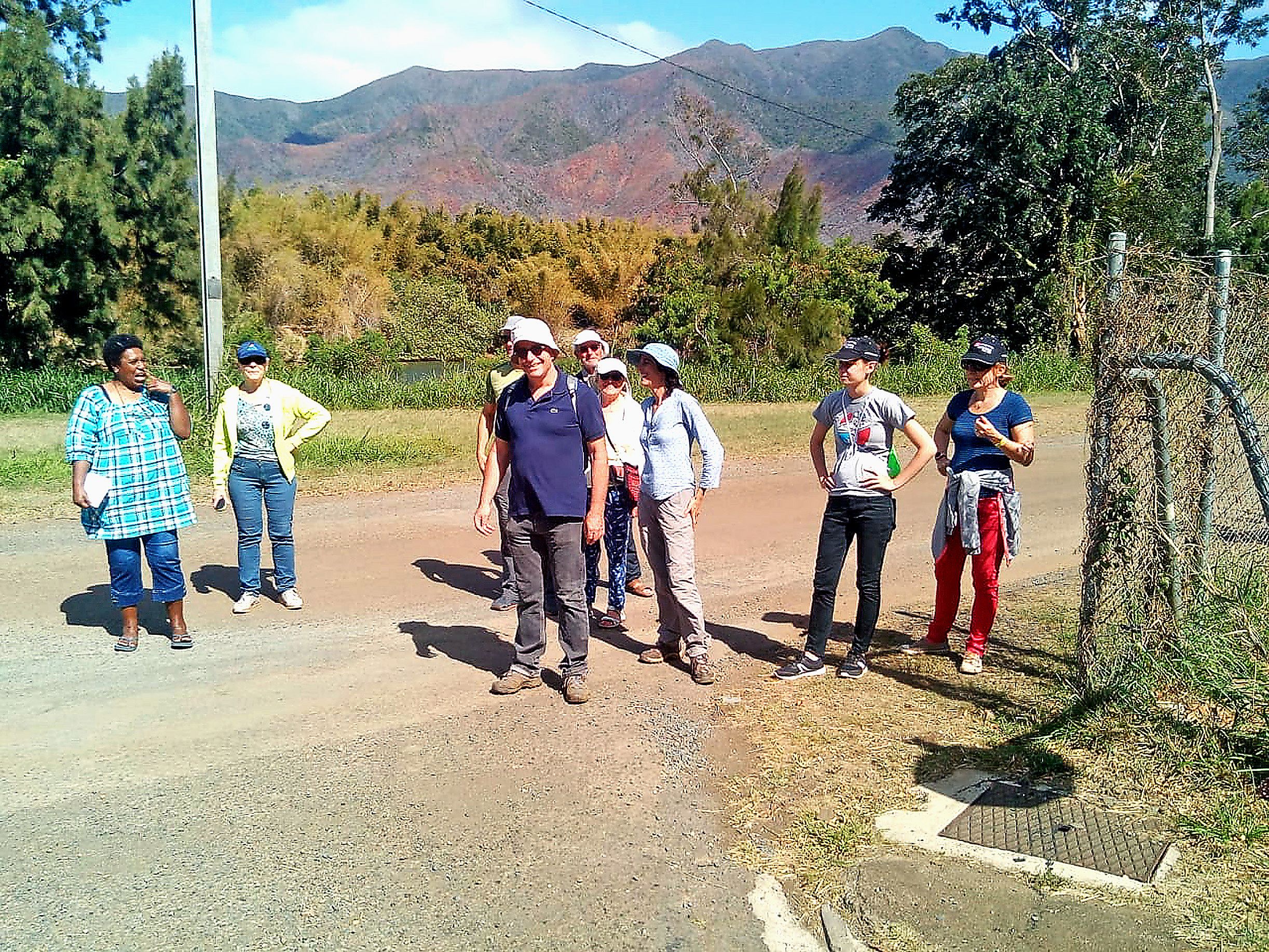 Maria-Dolores (en bleu à gauche) a fait découvrir le patrimoine bâti du village lors d\'une visite guidée commentée.