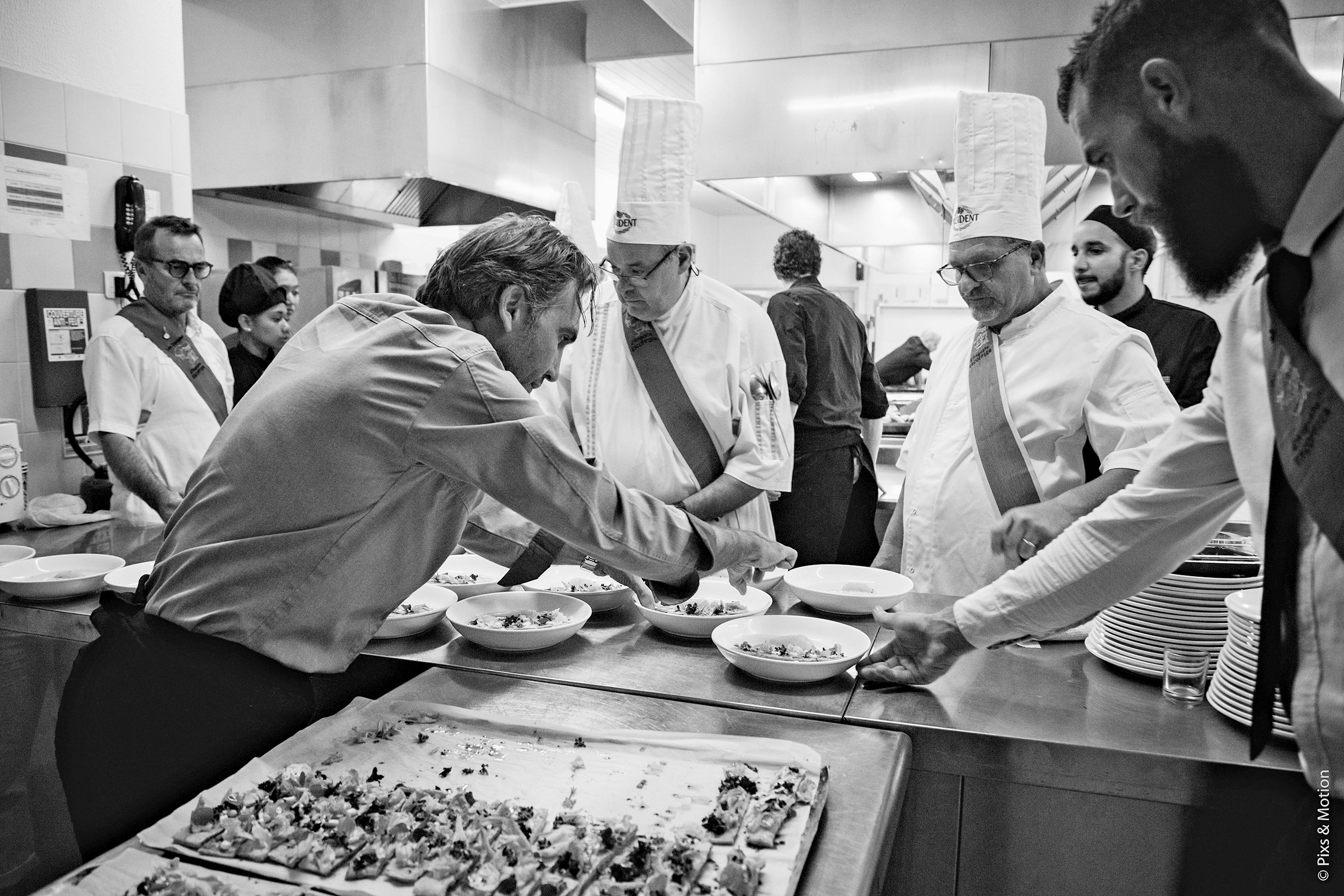 Les chefs ont travaillé en équipe pour réaliser chaque plat de ce 5e Dîner d’Epicure, dédié à Joël Robuchon.
