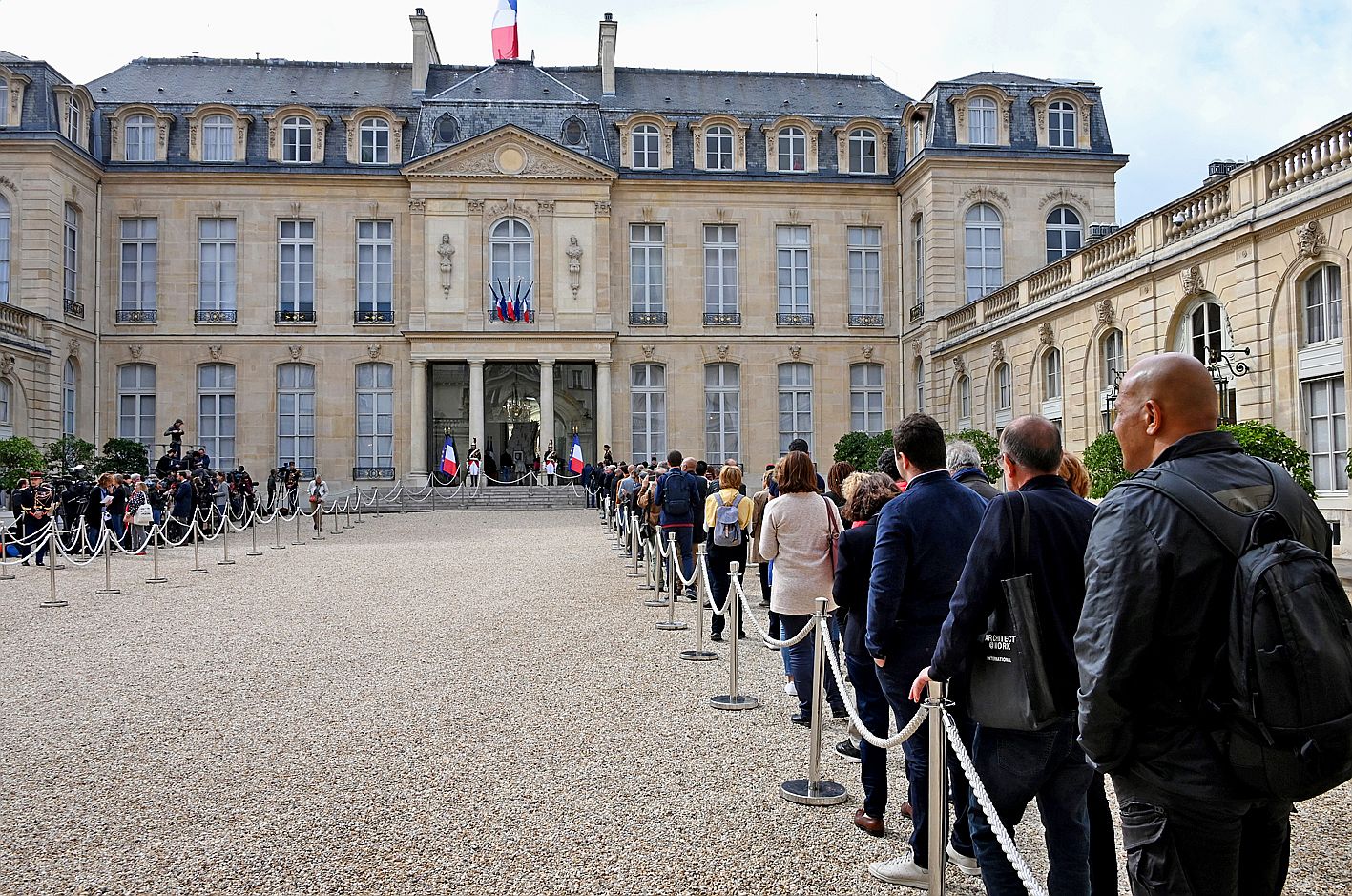 Entre jeudi et samedi, des milliers de personnes ont pu signer les registres de condoléances dans le hall de l’Elysée. Photo AFP
