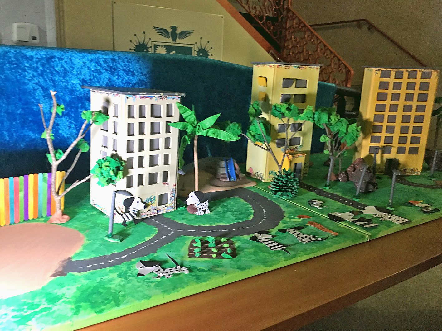 Les décors en volume ont été réalisés par les enfants eux-mêmes. Ils ont aussi dû travailler sur les différentes expressions des personnages. 