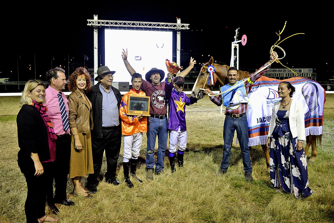 La joie fut intense lors de la remise du trophée. Photo Thierry Perron