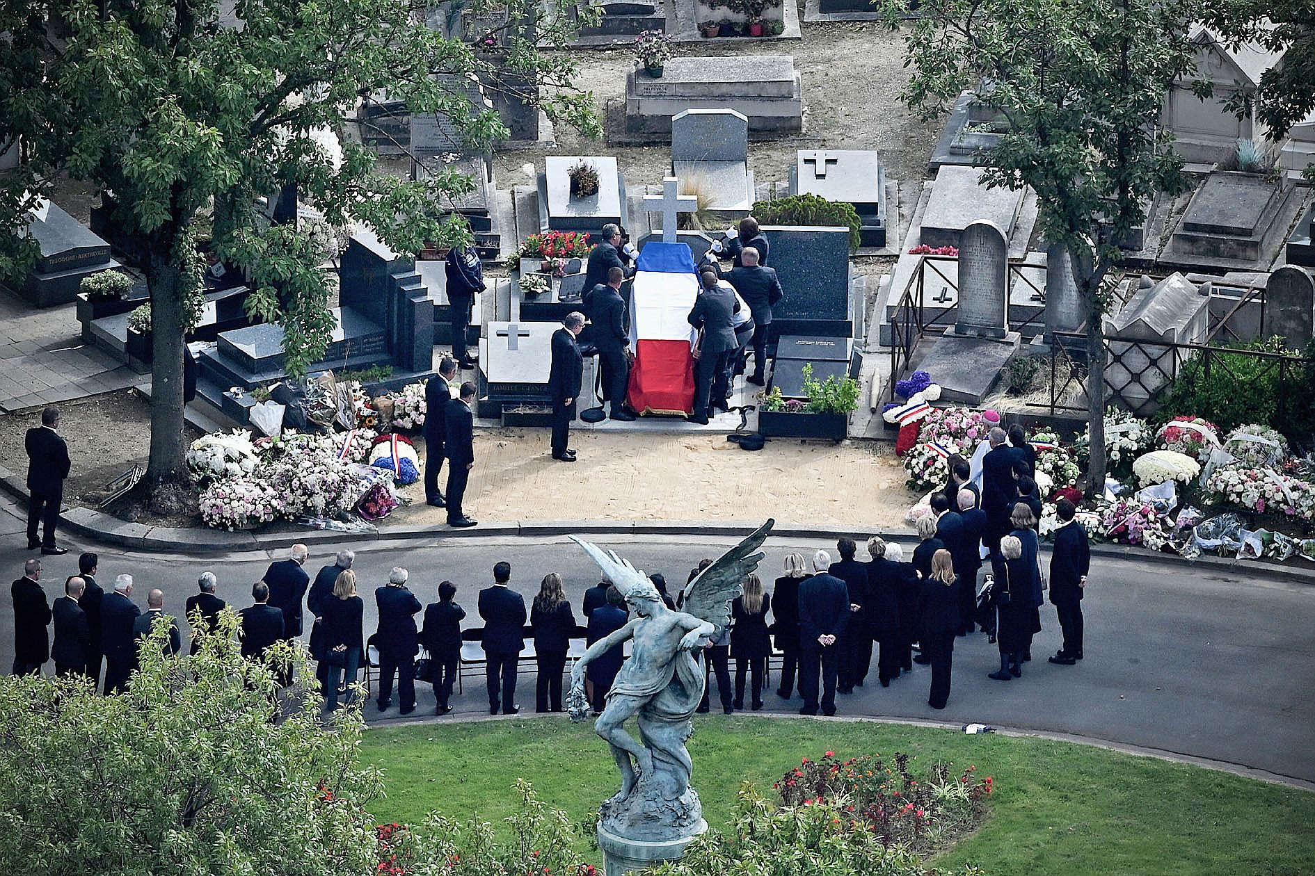 Jacques Chirac a été inhumé en début d\'après-midi dans  un cadre strictement privé au cimetière du Montparnasse.  Il est le premier chef de l’Etat à reposer à Paris.