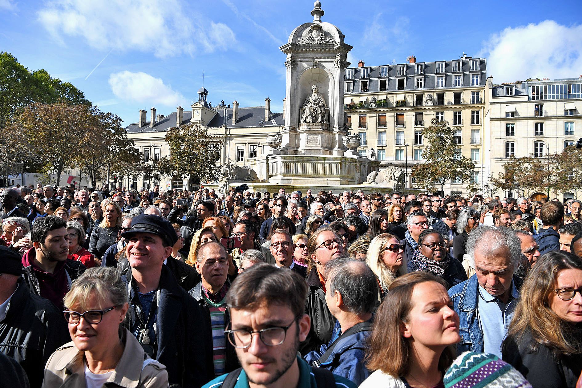 Une foule importante était réunie devant l’église Saint-Sulpice et de nombreux applaudissements ont retenti lors de la sortie  de la dépouille de l’ancien président. Pour beaucoup, il s’agissait de marquer un temps fort de leur vie, un passage entre deux 