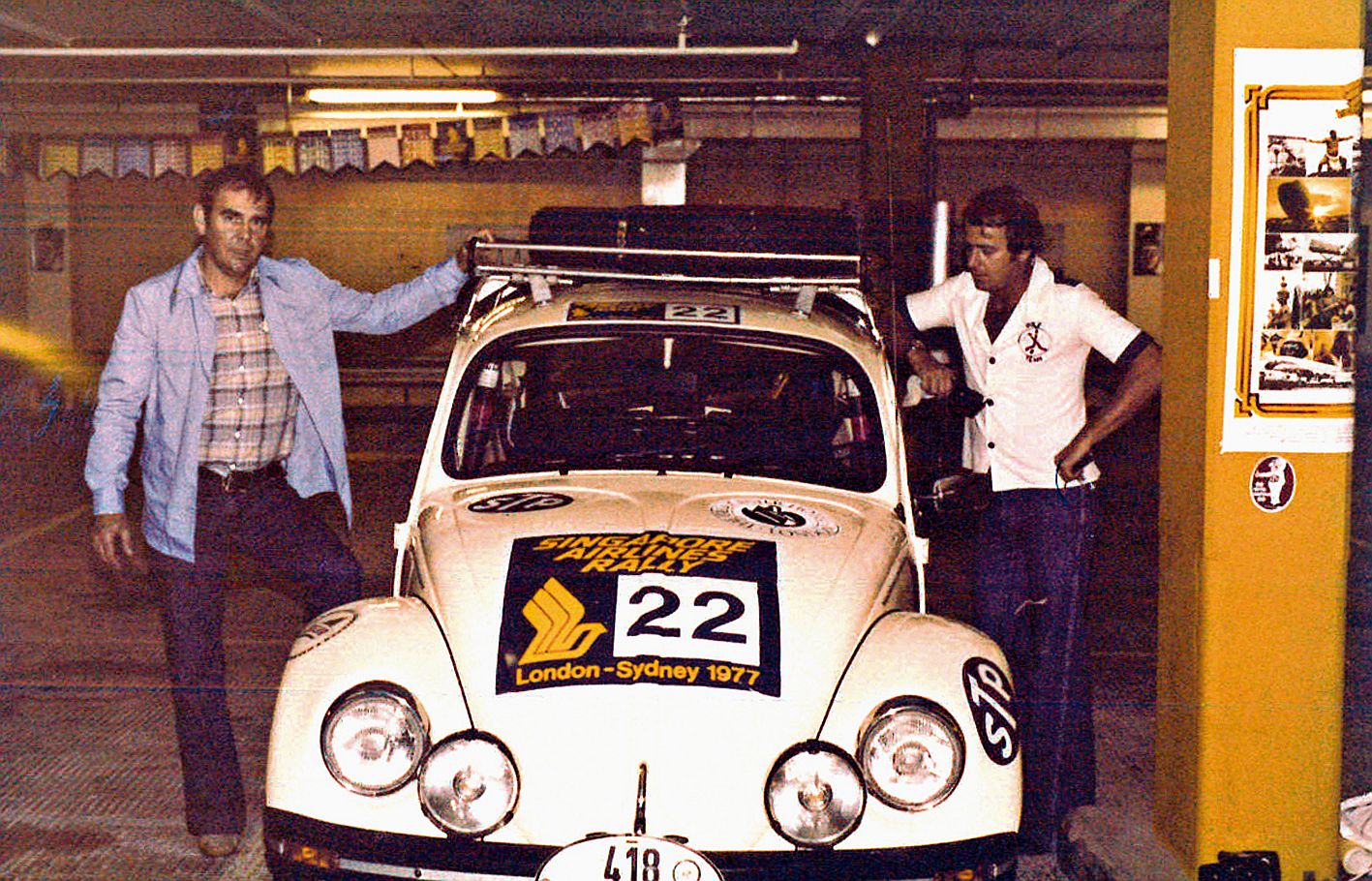 Un rallye-marathon de 33 000 kilomètres : le Londres-Sydney dans lequel se sont lancés, en 1977, Jacques Jeandot et son copilote, Werner Koch, est une épopée comme on n’en fait plus.A bord de la voiture n°22, rapidement surnommée la « Cox caldoche », l’éq