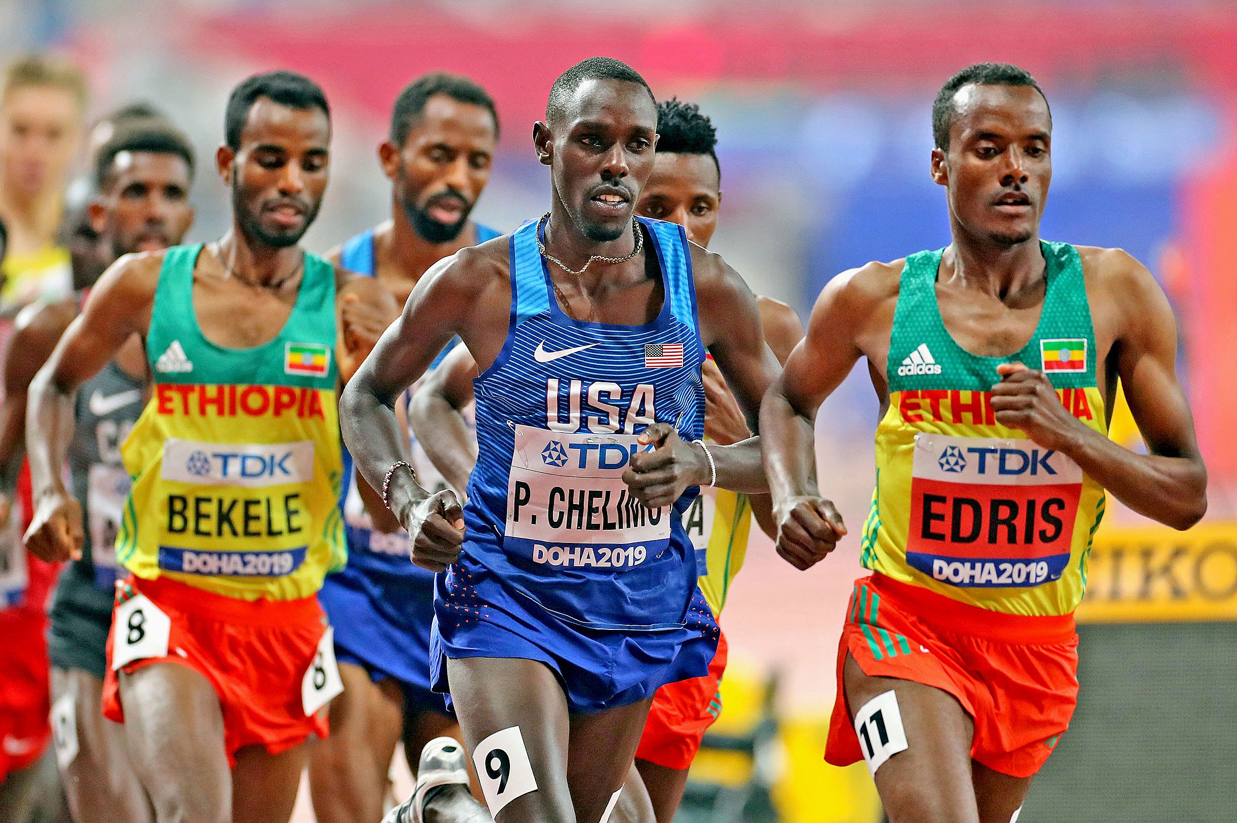 Sur 5 000 m, l’Ethiopien Muktar Edris (à droite) a été le plus rapide à boucler les 12,5 tours de piste.Photo AFP