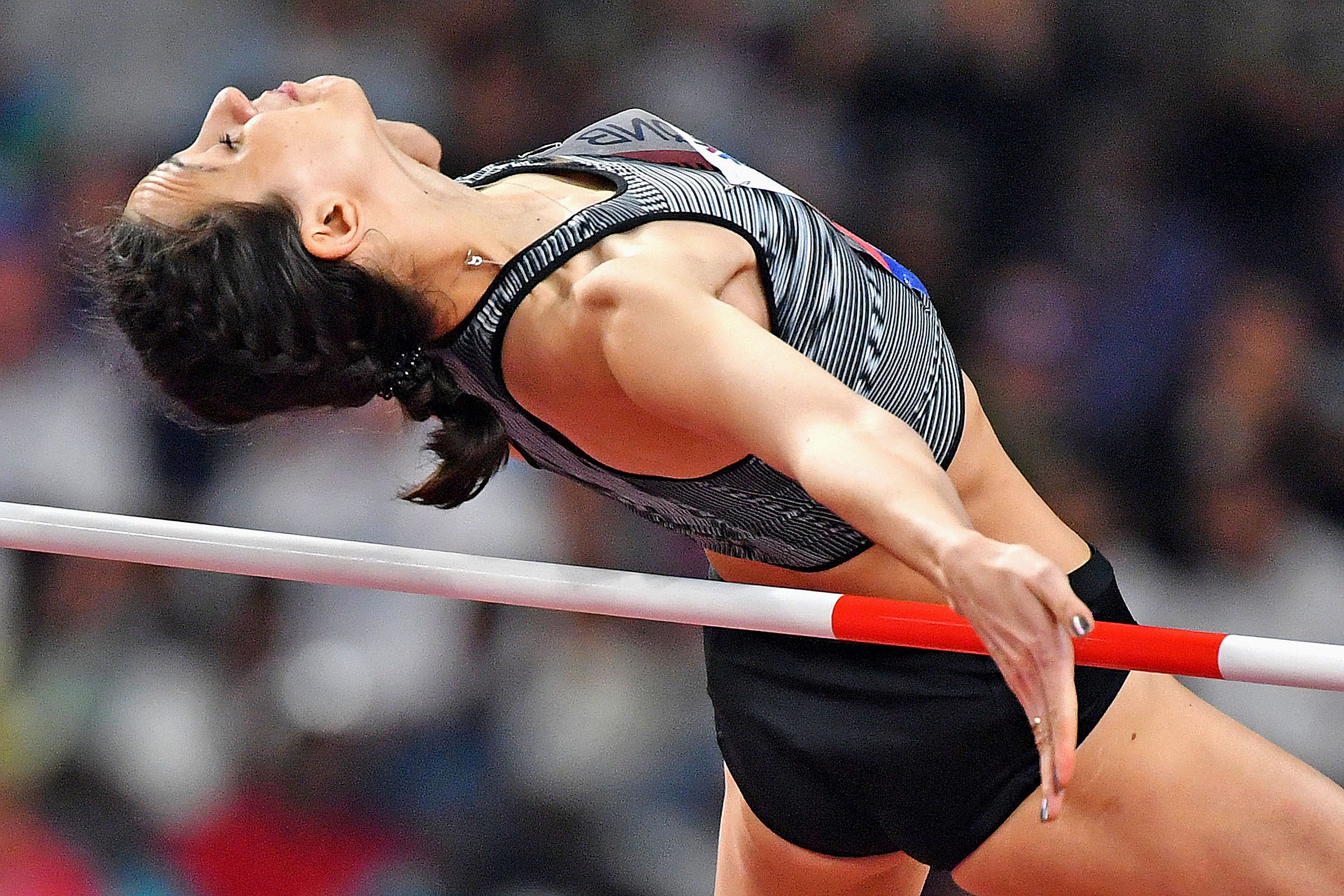 Déjà titrée en 2015 et 2017, et encore cette année, Mariya Lasitskene est l’une des quelques athlètes russes autorisés à concourir sous bannière neutre. Les autres sont exclus.  Photo AFP