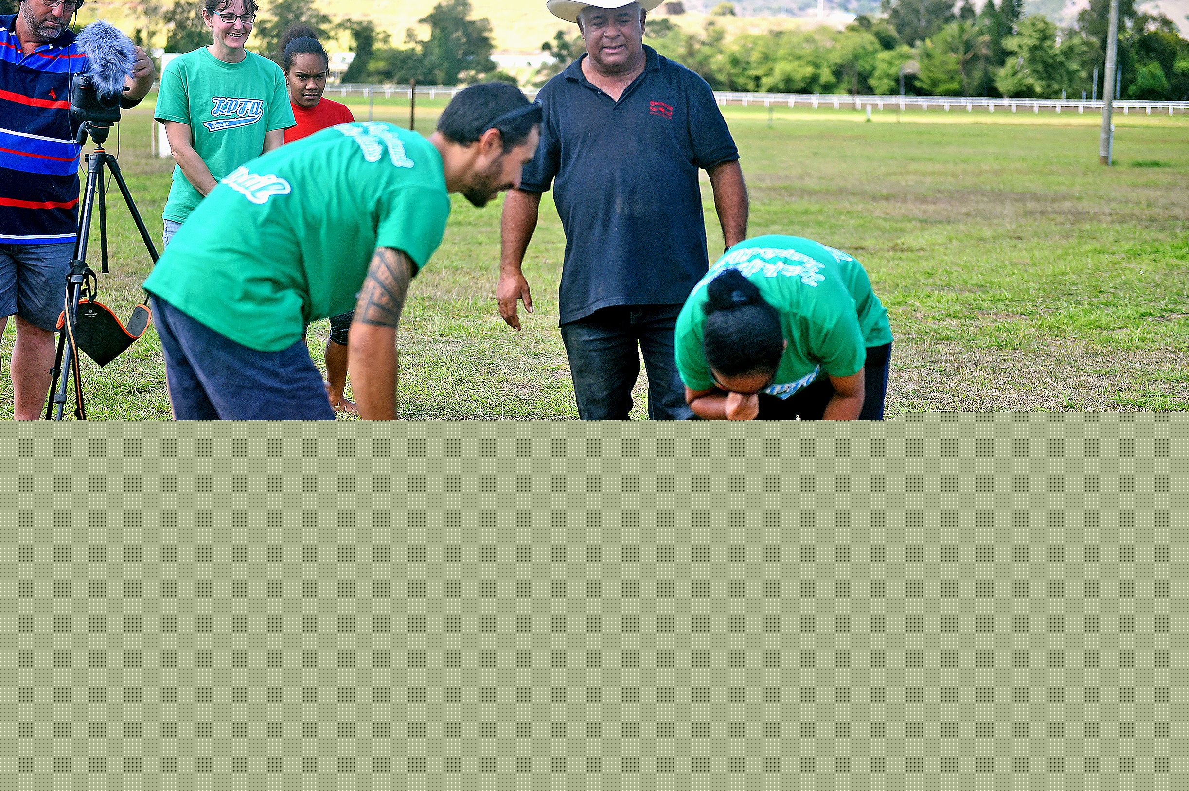 Au programme  de cette journée, sept jeux,  un questionnaire et un fil rouge entre chaque jeu, comme le rodéo ou encore la recherche et la dégustation de vers de bancoule (notre photo) sous l’œil expert de Tino Lecren.