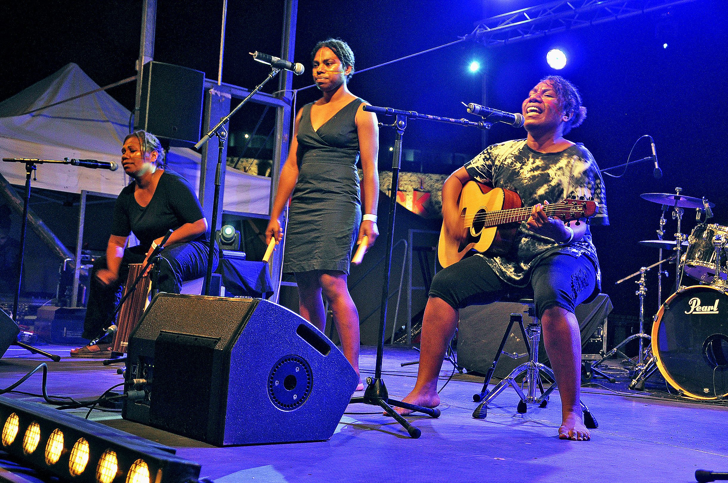 Les groupes locaux à l’image de Leäk n’ont pas déçu. Les voisines du Vanuatu réunies au sein de Paran Latan ont emporté le public sur un flot folk enjoué. Une prestation applaudie au moment des au revoir.