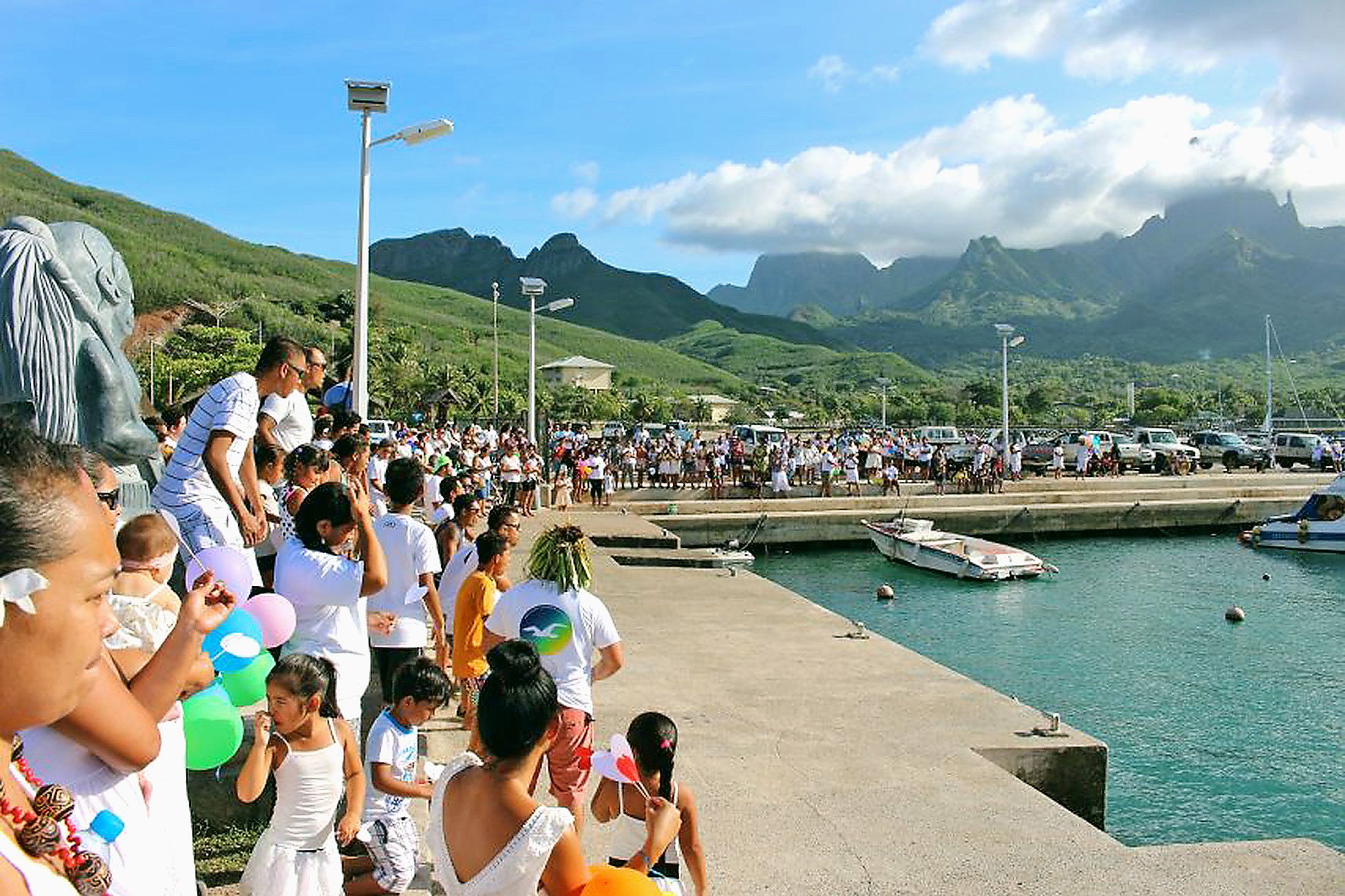 Une marche blanche a réuni 600 personnes mardi à Ua Pou. Elles dénonçaient des inégalités de traitement dans le domaine de la santé.Photo LDT