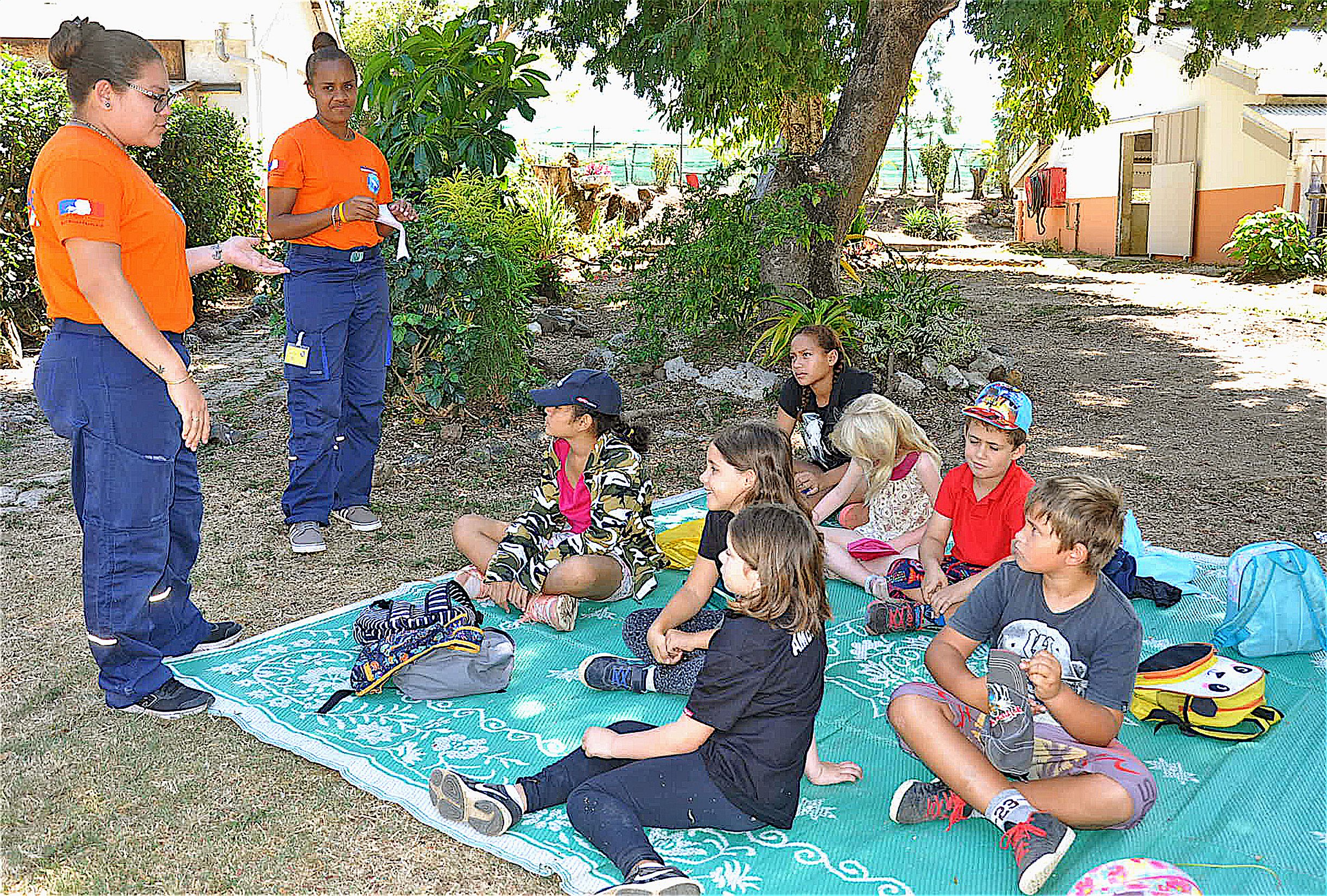 Mado et Jeanne, toutes deux auxiliaires de sécurité civile, ont évoqué avec un vocabulaire adapté au jeune public les épidémies dont peuvent être victimes les animaux de la même espèce ou d’espèces différentes comme ceux rencontrés à la ferme.