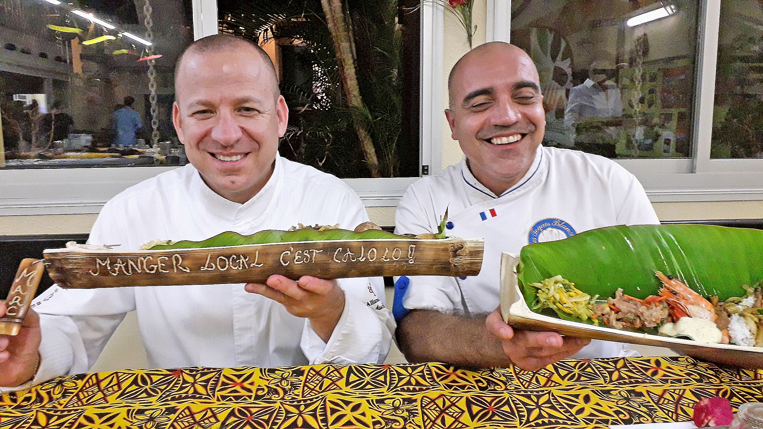 Le chef étoilé Marc de Passorio et son bambou personnalisé,et Dominique Wing-Ka chargé de mission au vice-rectorat