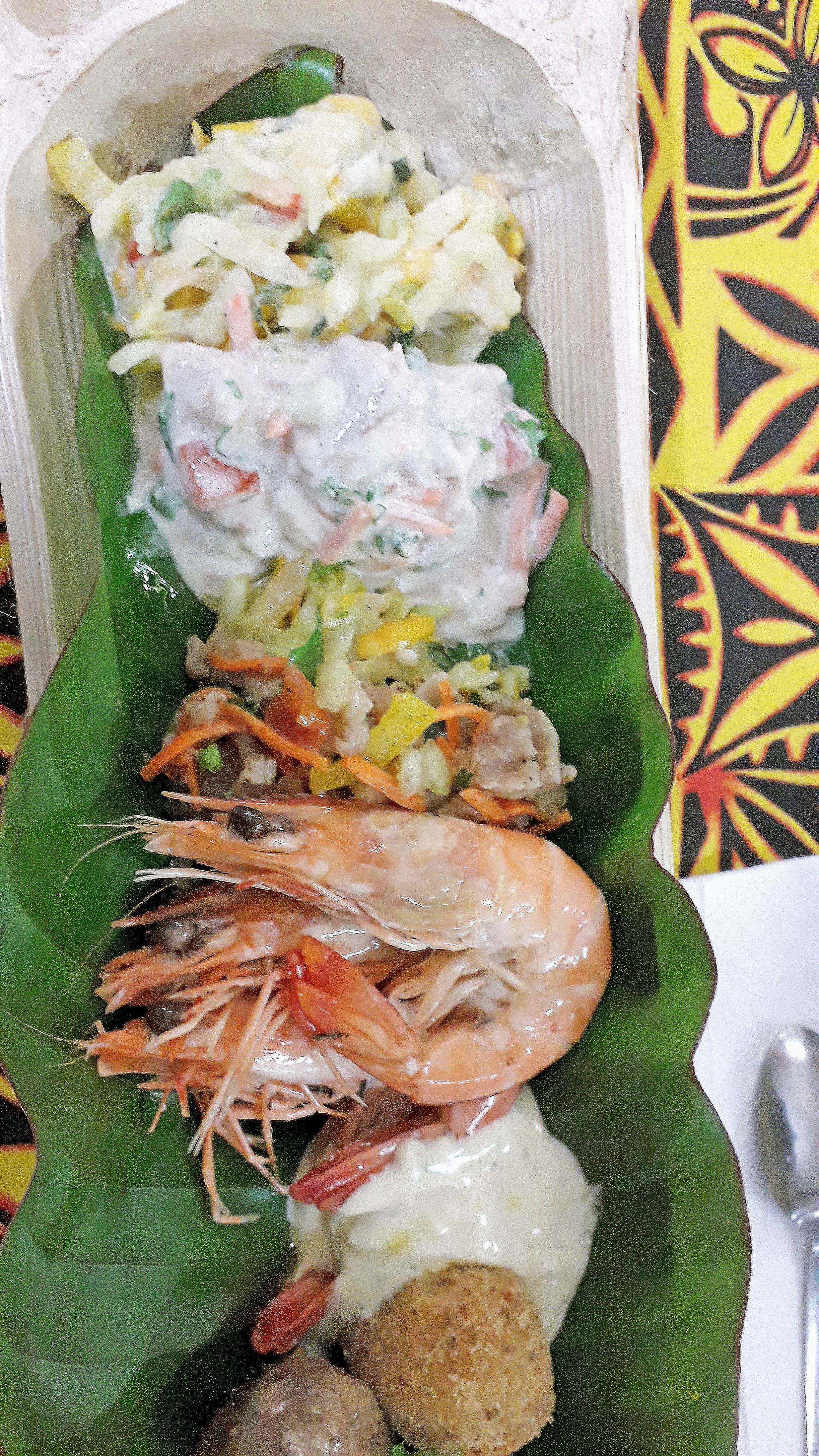 Les « assiettes » étaient confectionnées en bambous  dans lesquels était glissée une feuille de cordyline  où reposaient les aliments.