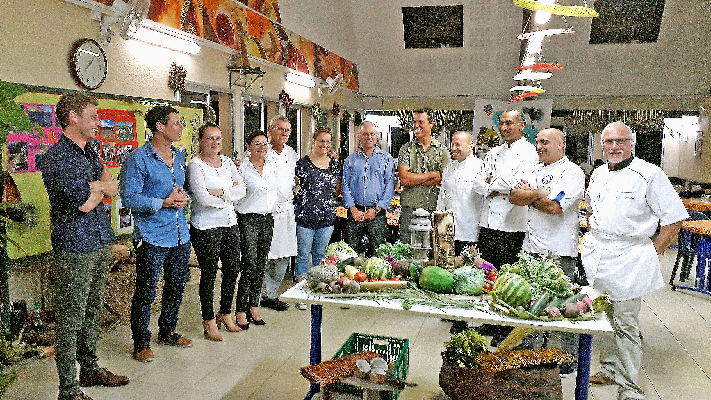 Les officiels, qui ont apporté leur concours à cette sympathique opération gastronomique, devant une belle présentation de fruits et de légumes du cru.