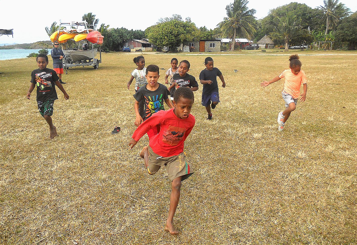 Pour les deux classes, après un réveil musculaire, à l’occasion de chacune des séances, l’éducateur sportif voile a proposé aux enfants un échauffement consistant en 10 secondes  de course, suivies de 10 secondes de repos et ainsi de suite durant le temps