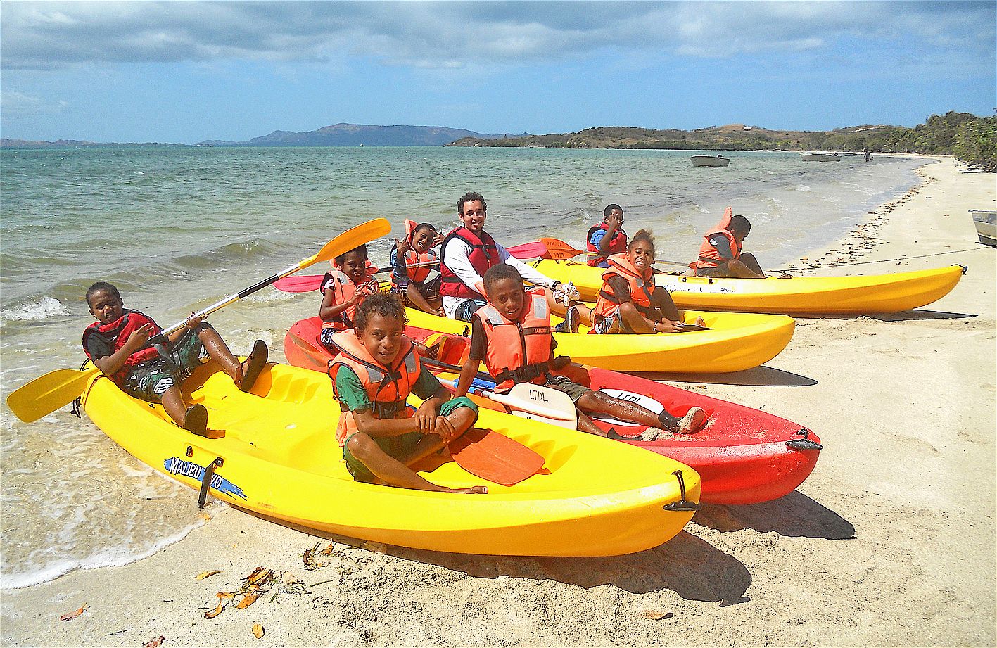 Après plus d’une heure de kayak, les enfants de CE2 et leur maître Raphaël, quelque peu chahutés par le vent, ont profité d’une pause bien méritée.