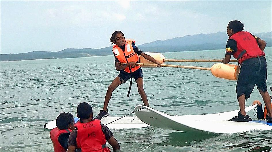 Toujours à la recherche d’équilibre sur une planche à voile, les enfants se sont livrés à des joutes provençales, un exercice que les élèves de CM1/CM2 ont adoré.