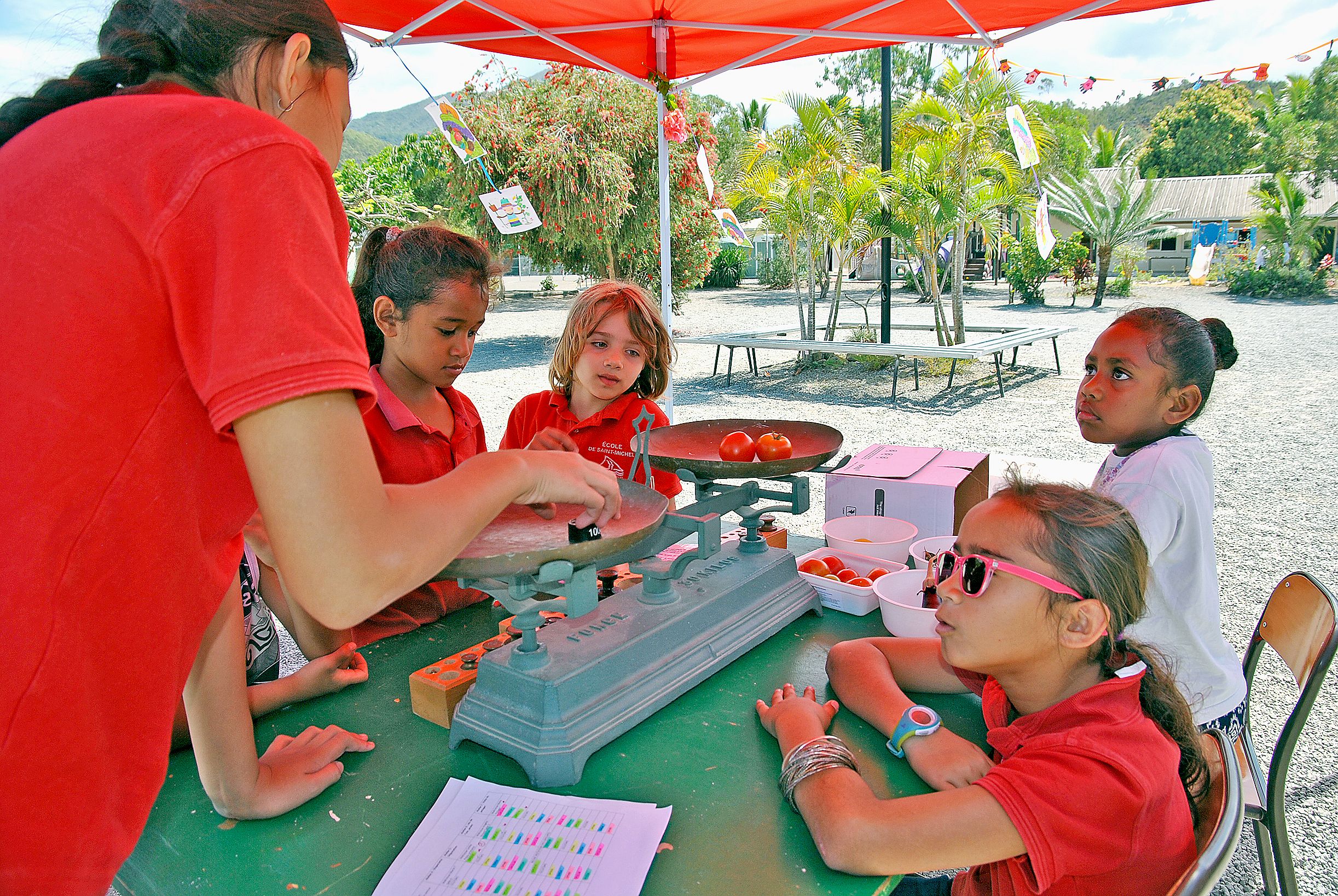 Dans la cour de l’école, une tente n’était pas de trop pour abriter les enfants qui ont tenu le stand de pesée des fruits et légumes. Aux visiteurs d’en découvrir le poids exact.