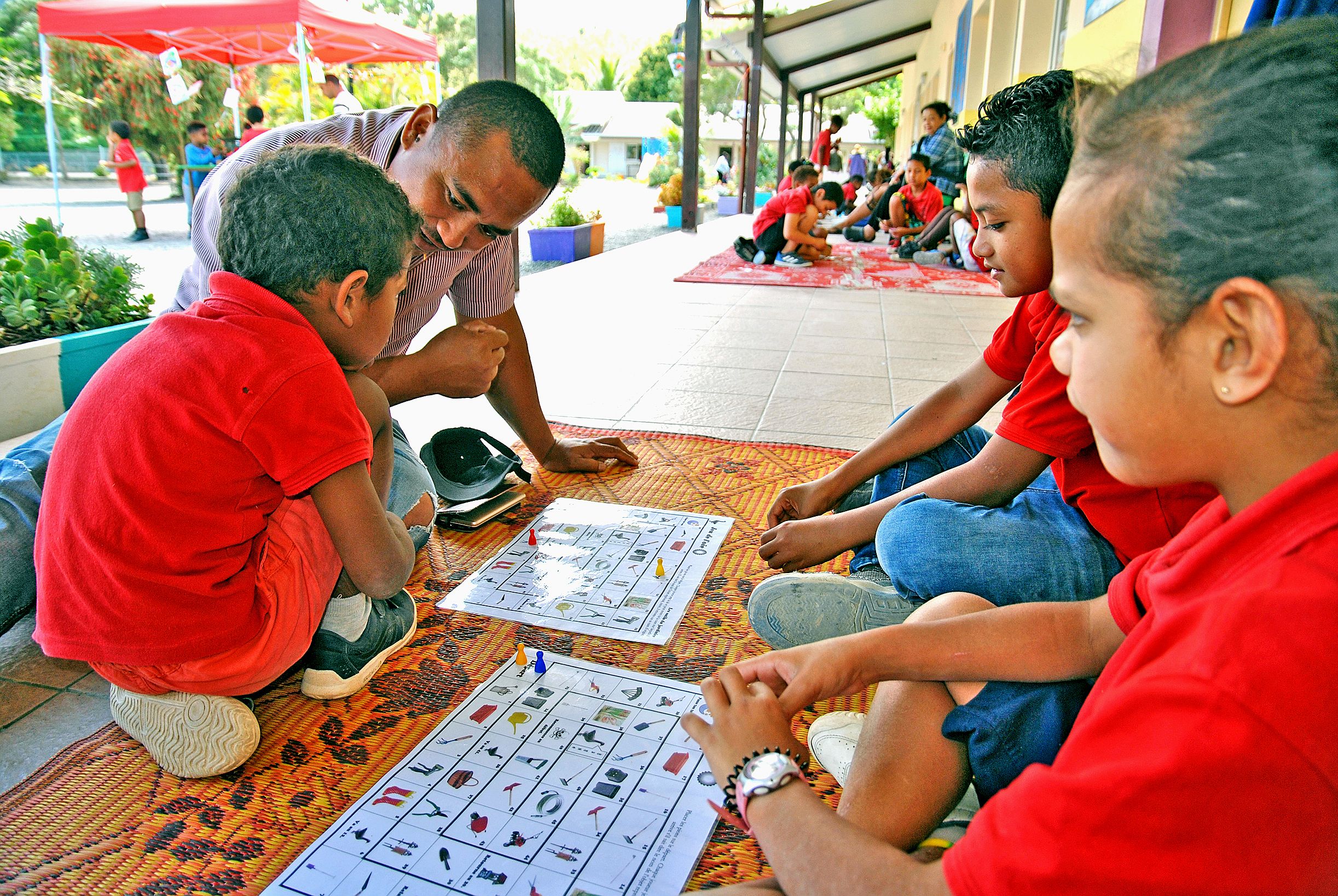 Des jeux de l’oie avec des outils de jardinage à reconnaître ont également été proposés. Ici, un père de famille, qui, pris au jeu, a passé pas mal de temps à distiller quelques conseils.