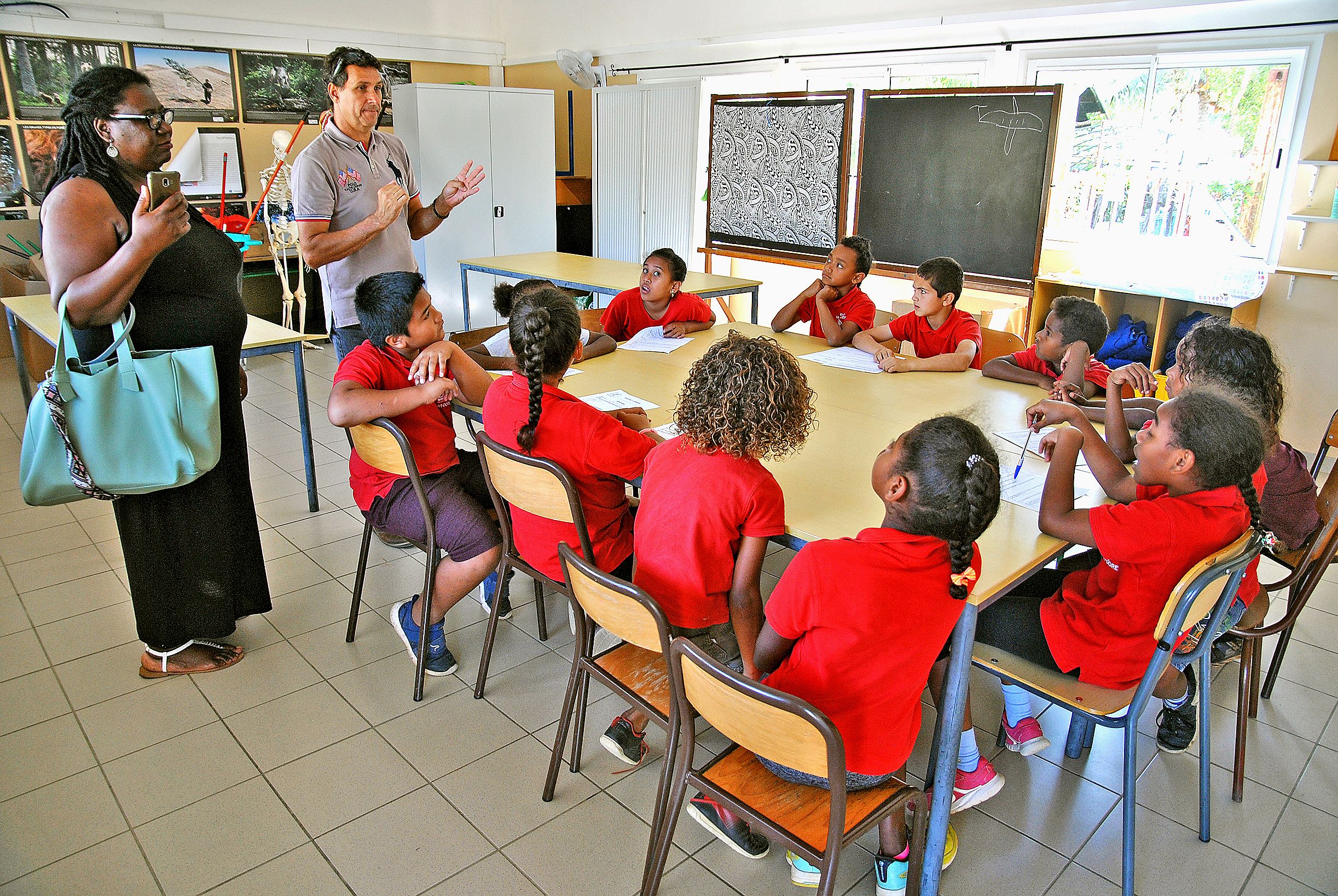 Dans une salle de classe, Thierry Dabin, directeur de l’école La Rizière, a animé un questionnaire dont les résultats ont permis d’évaluer la quantité d’informations retenues par les élèves.