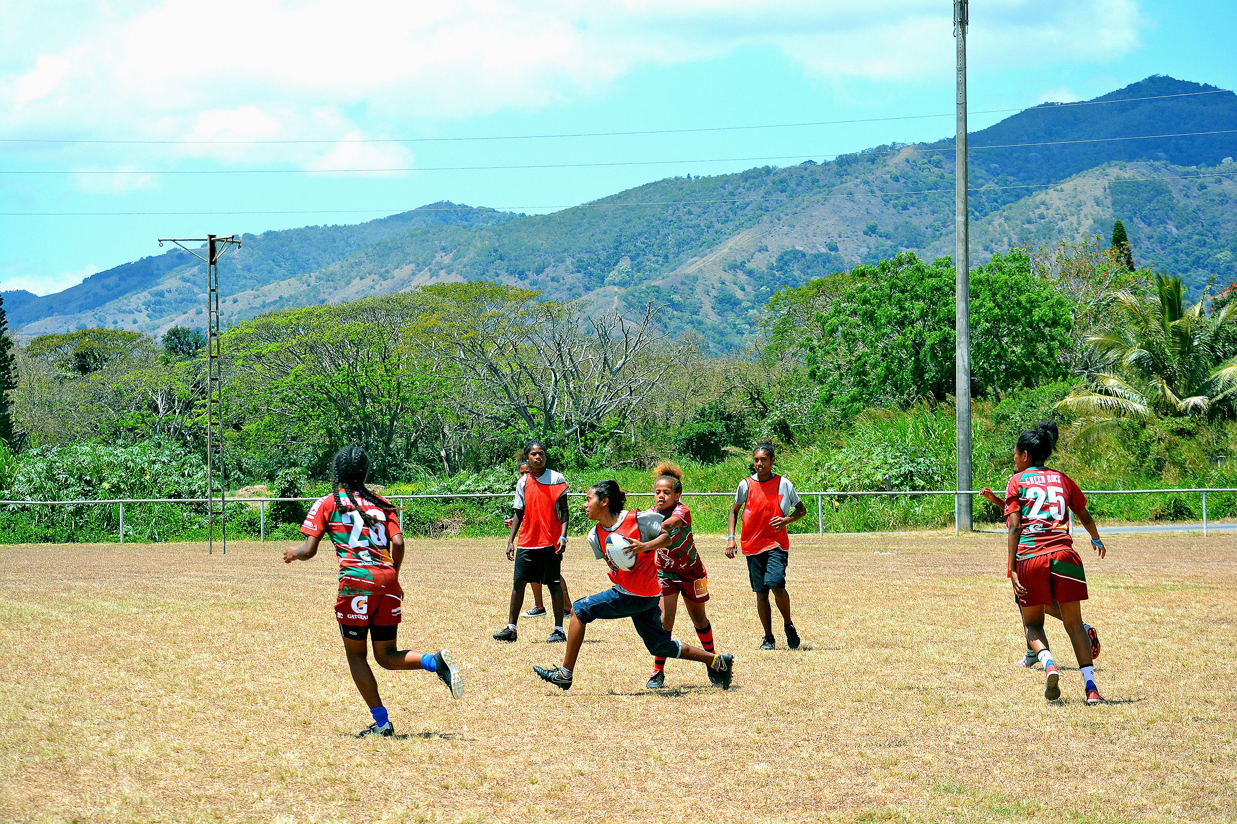 Tous les matchs de rugby se sont déroulés sur le stade municipal situé au centre du village, à l’image de celui des provinces Sud et Iles (notre photo). Sur le terrain, les filles se sont données à fond tout en faisant preuve de beaucoup de fair-play.