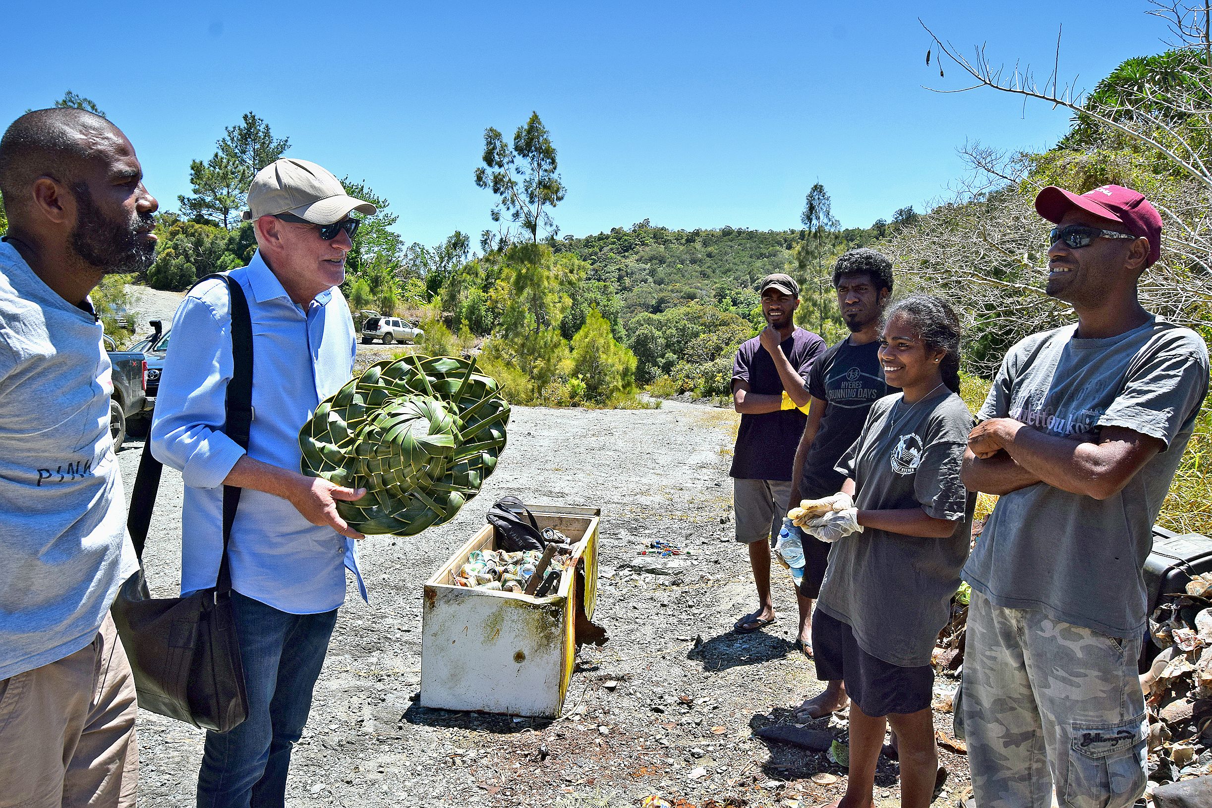 Le réalisateur Christian Krönes a eu droit à un petit cadeau de la part des jeunes de la tribu. 